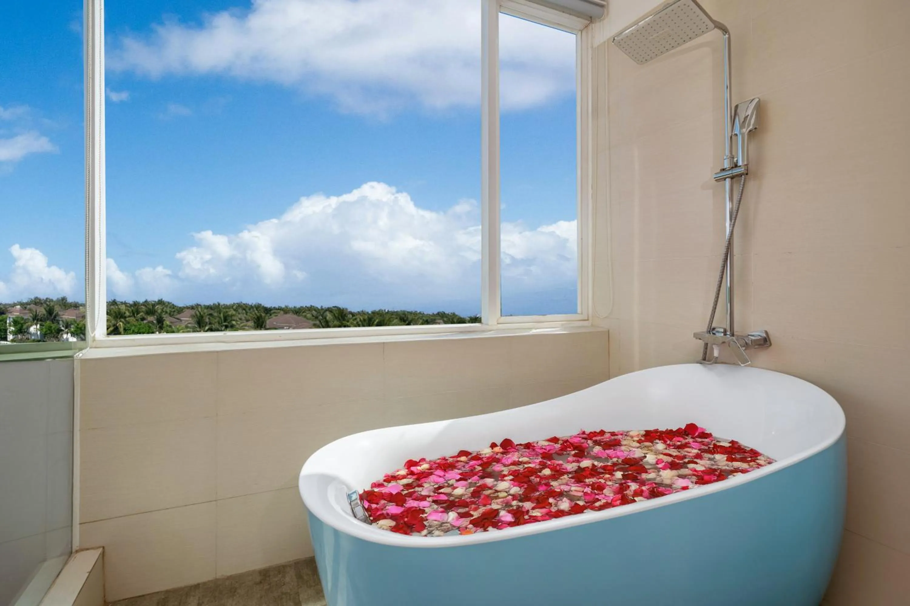 Hot Tub in Fansipan Da Nang Hotel