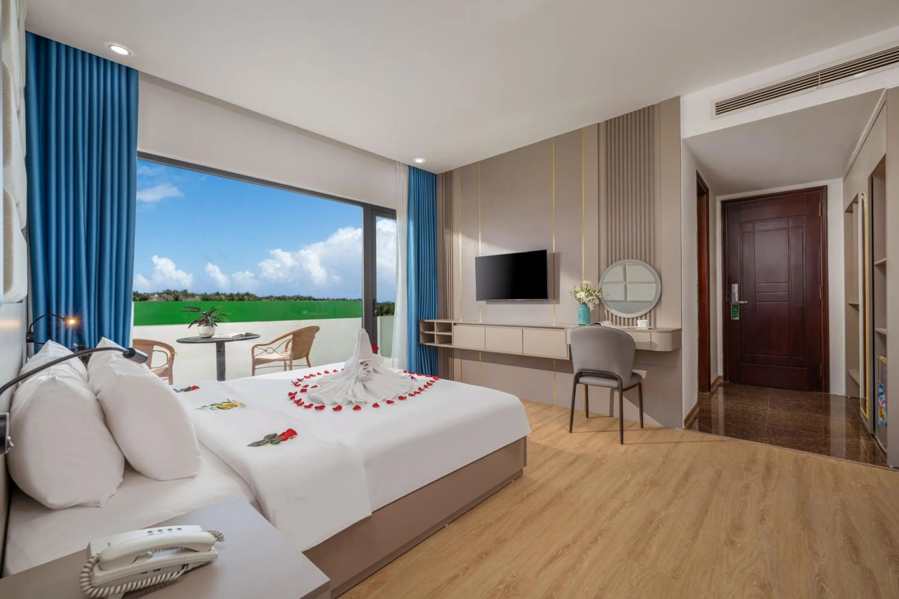 TV and multimedia, Bed in Fansipan Da Nang Hotel