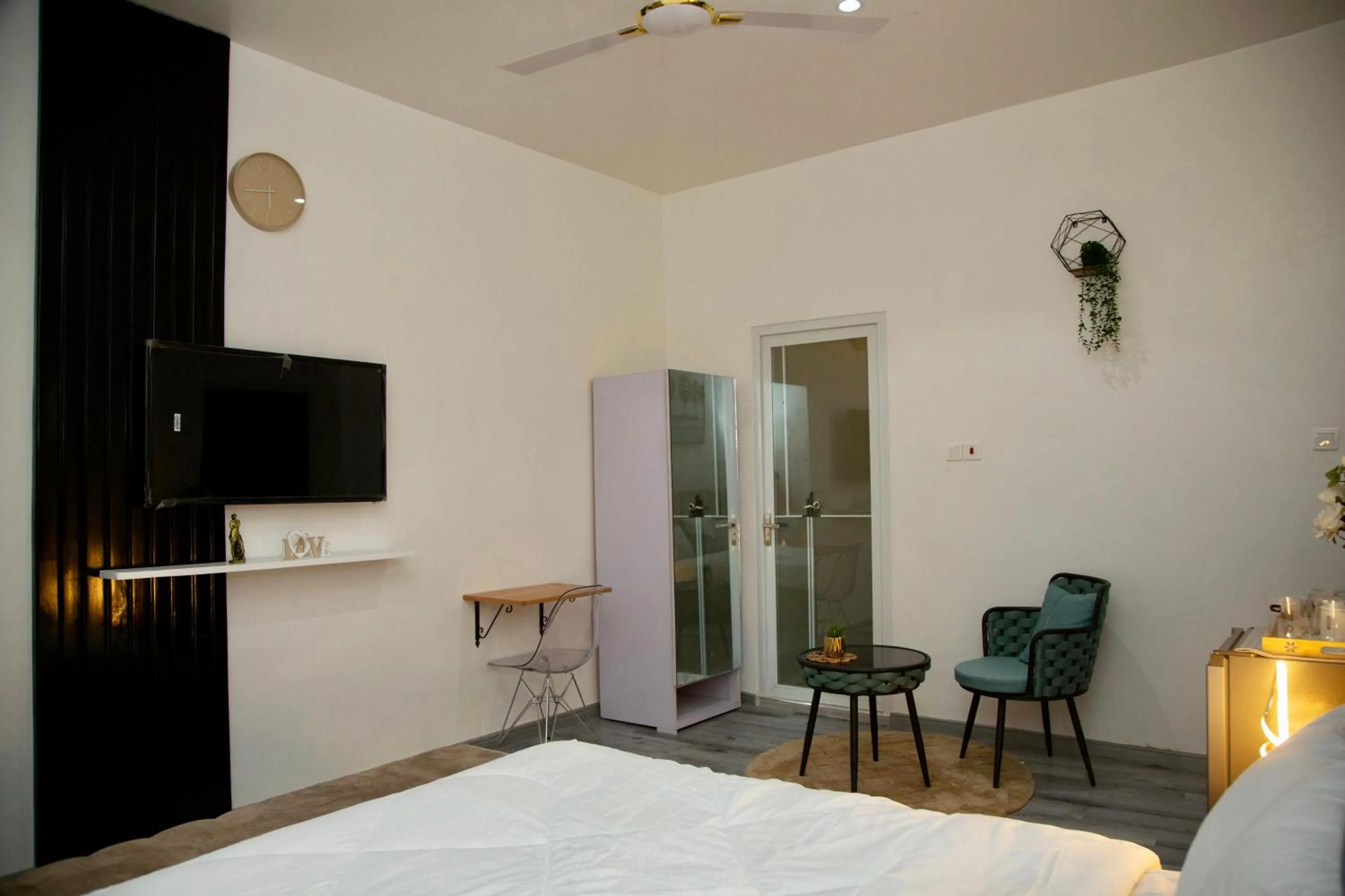 Shower, Bed in BryMac Hotel