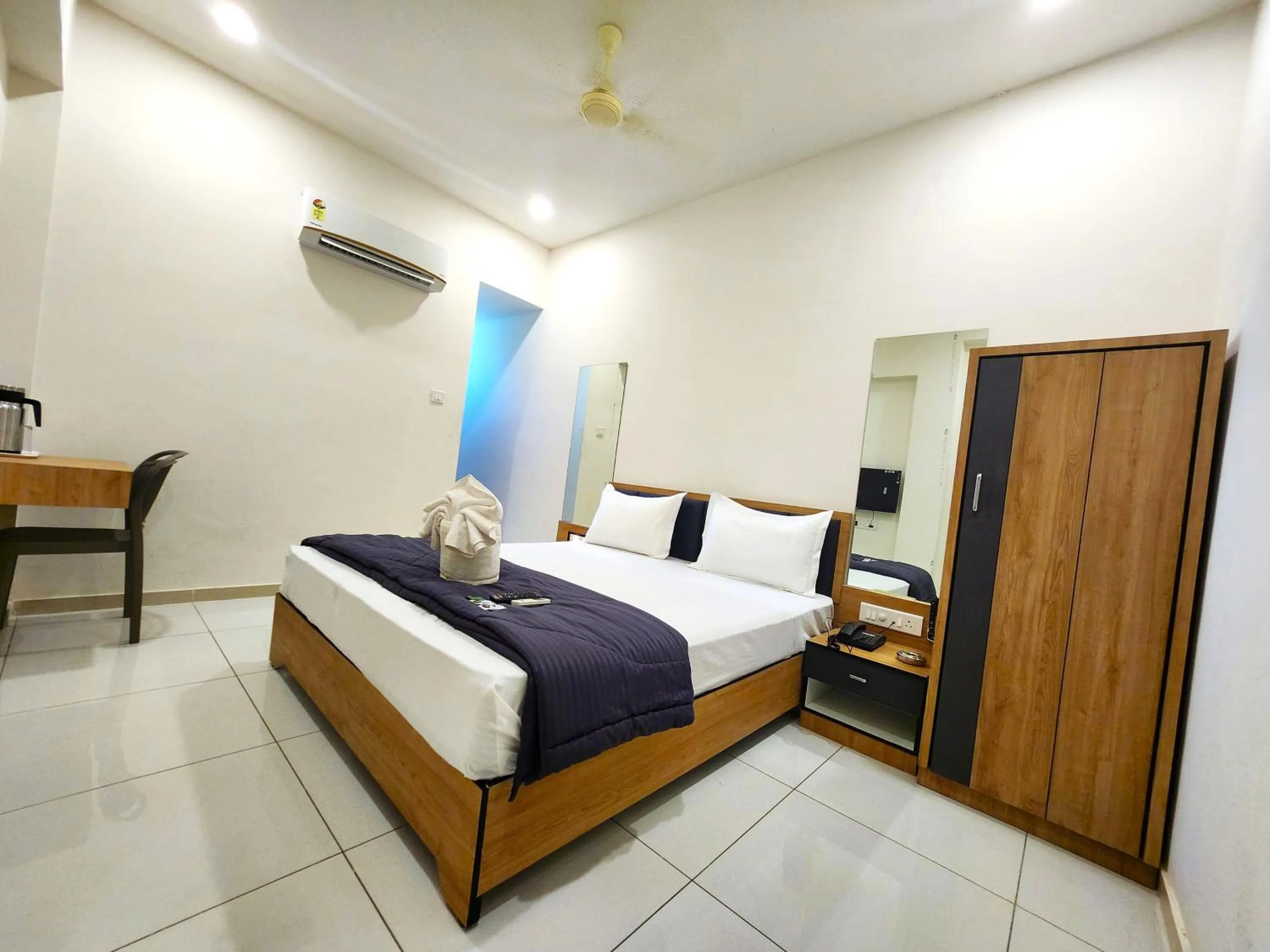 Bedroom, Bed in Hotel Near Me, Rajkot