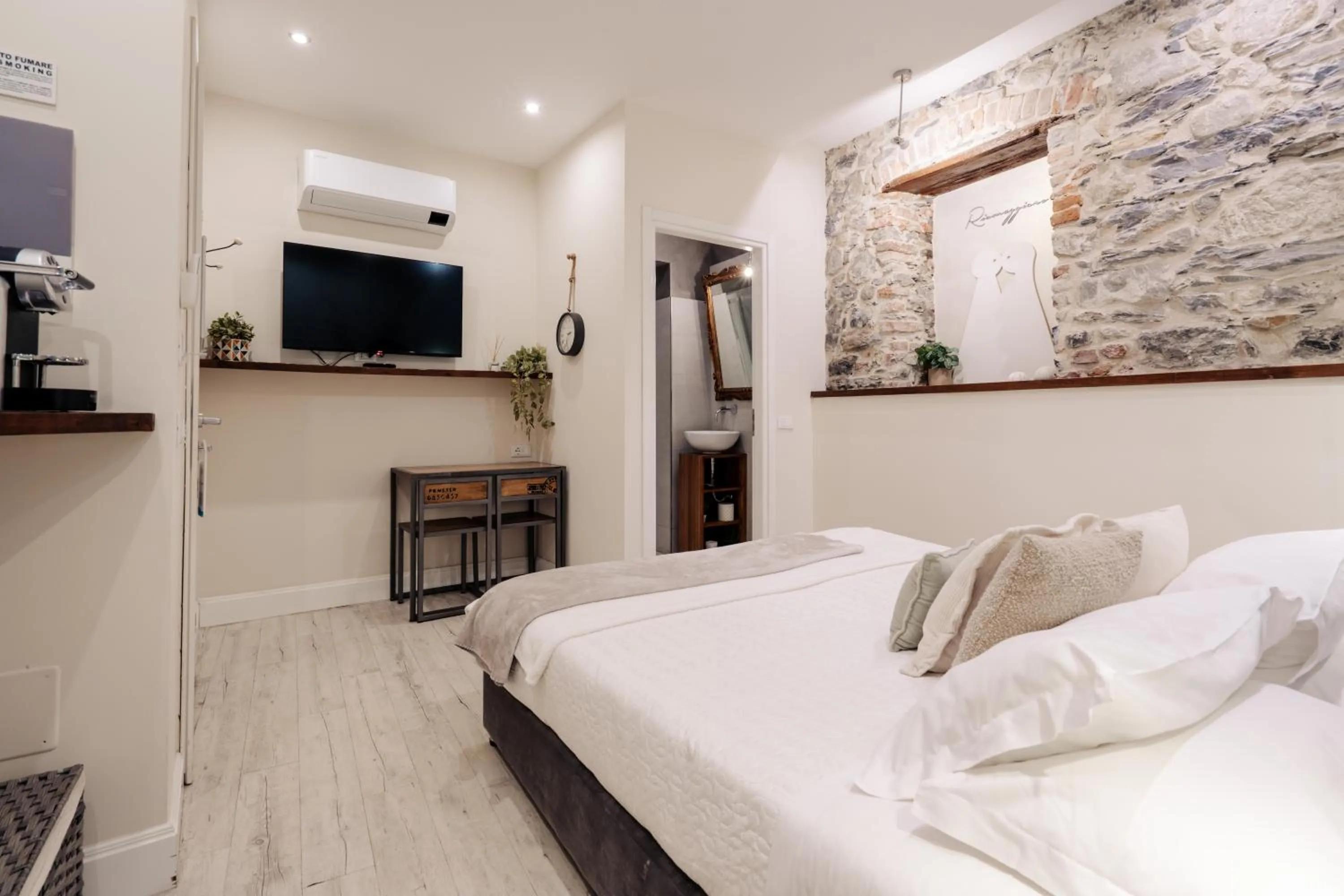 Photo of the whole room, Bed in Le 5 Terre La Spezia