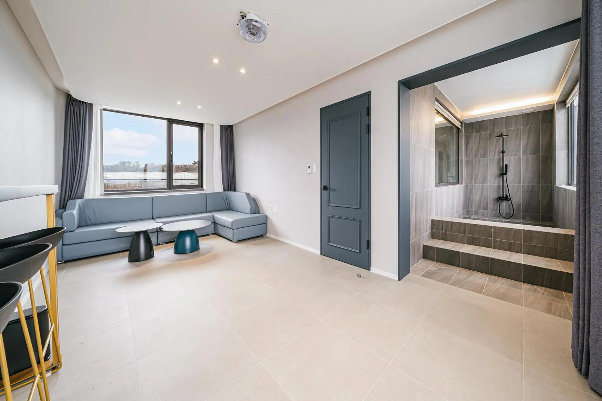 Living room, Bed in Ddosi Aewol Pool Villa