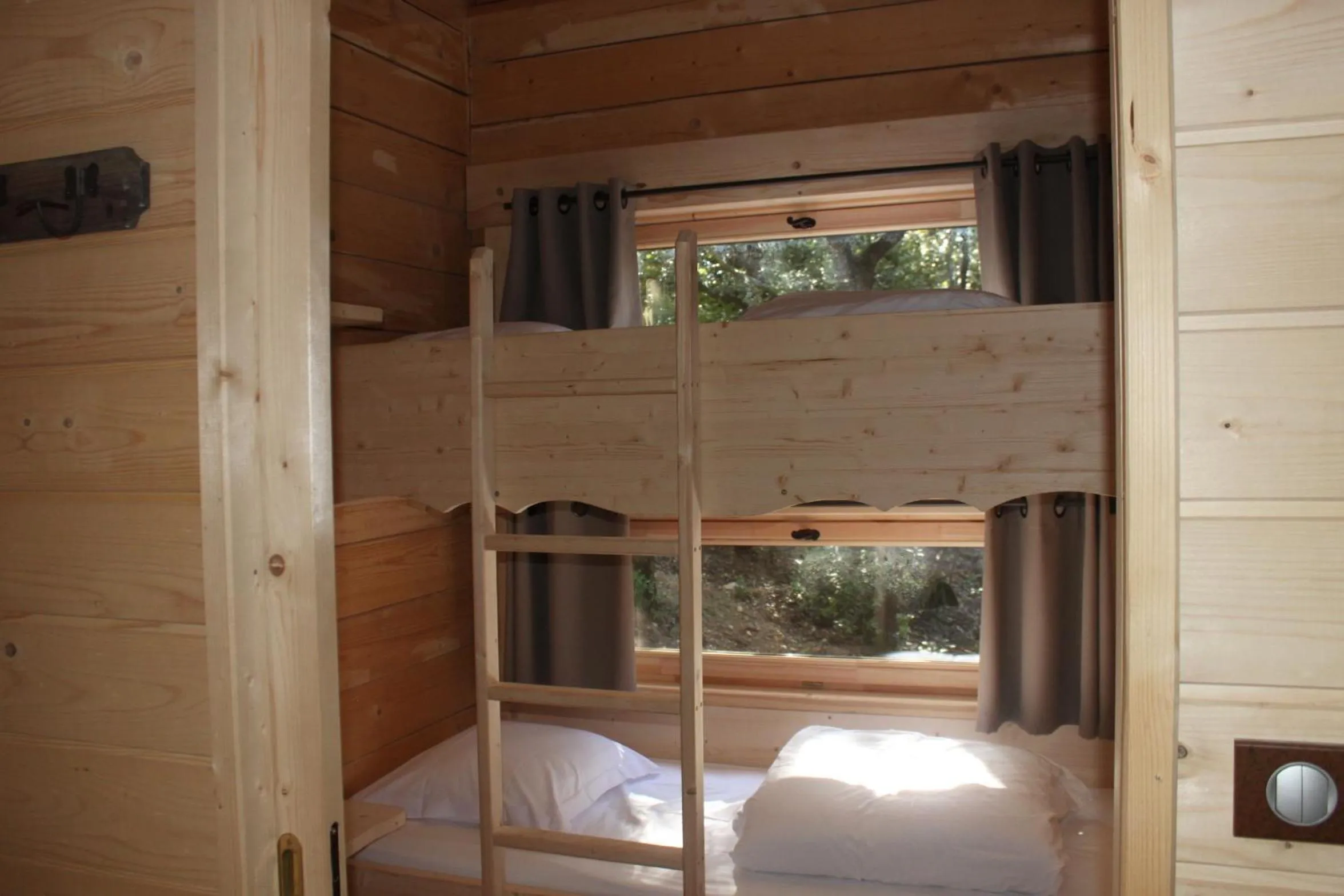 bunk bed, Bed in Les Cabanes Dans Les Bois Logis Hôtel
