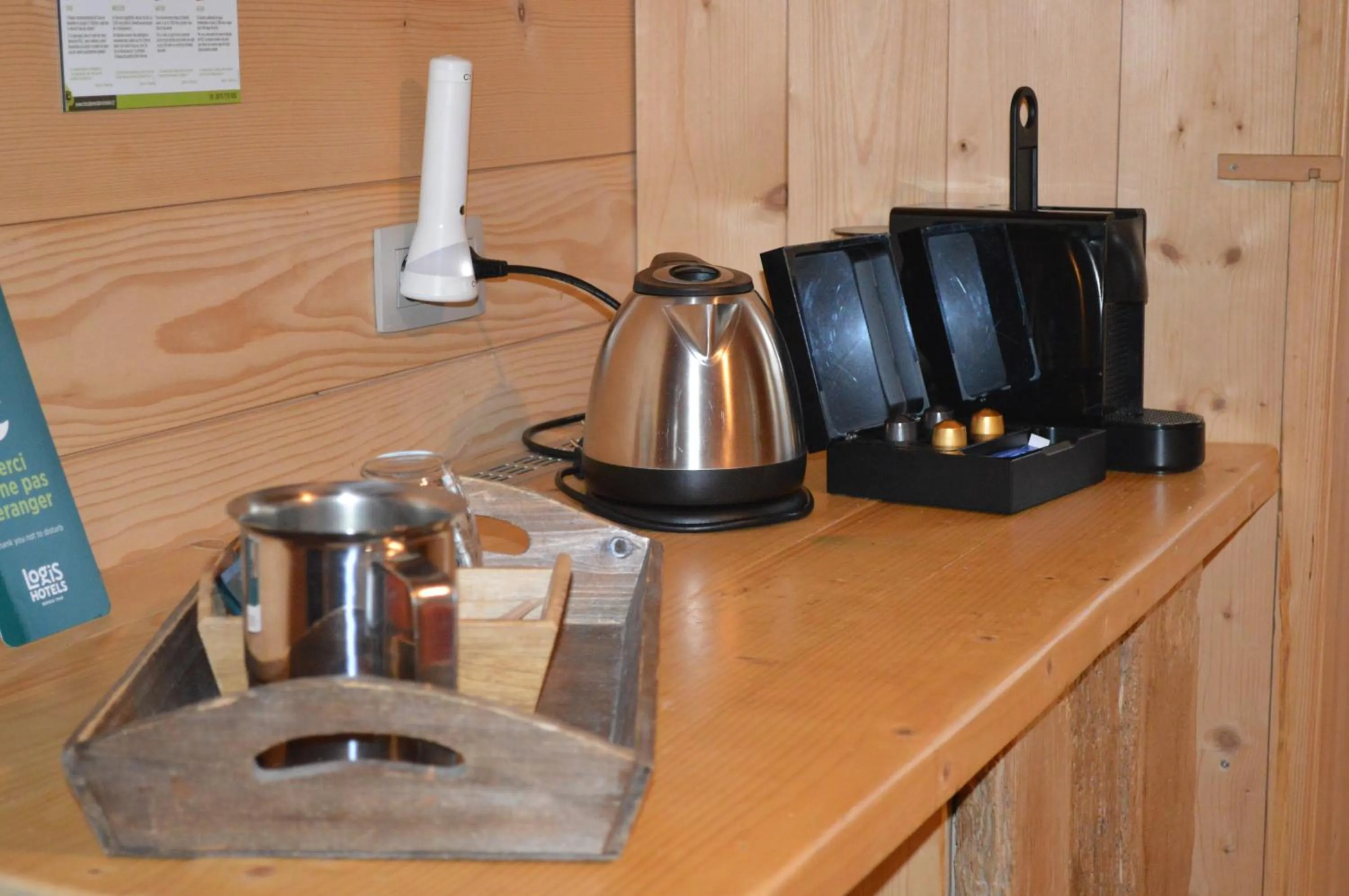 Coffee/tea facilities in Les Cabanes Dans Les Bois Logis Hôtel