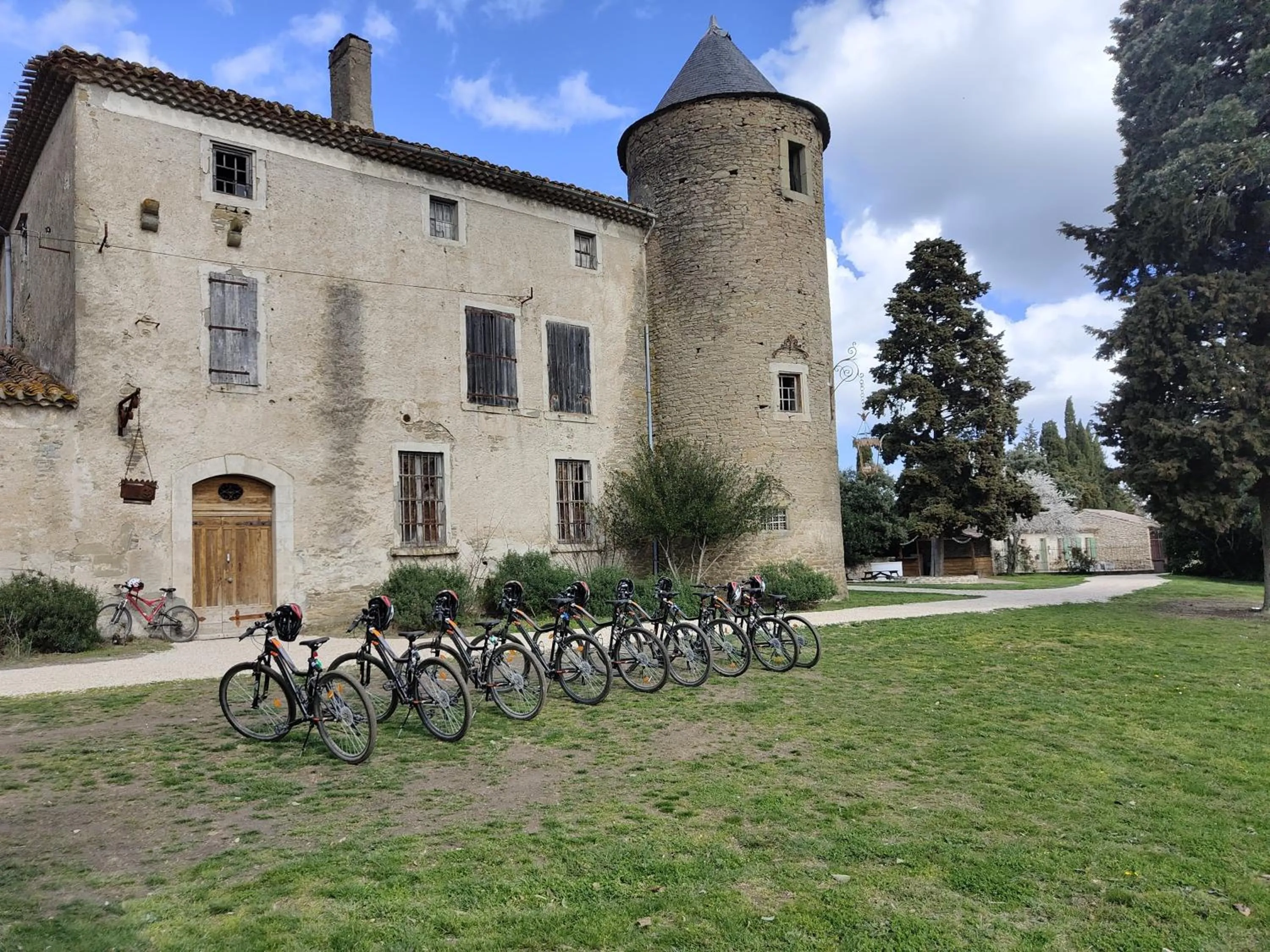 Cycling in Les Cabanes Dans Les Bois Logis Hôtel