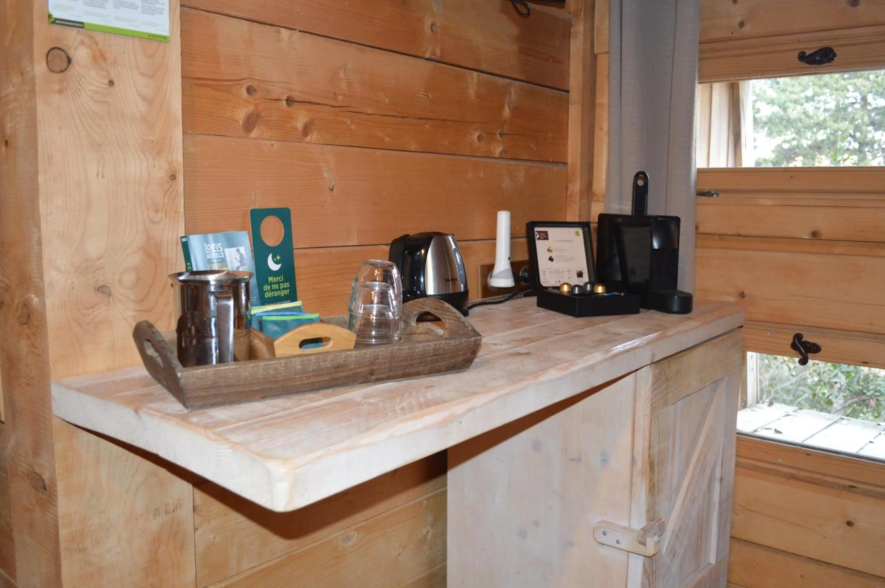 Coffee/tea facilities in Les Cabanes Dans Les Bois Logis Hôtel