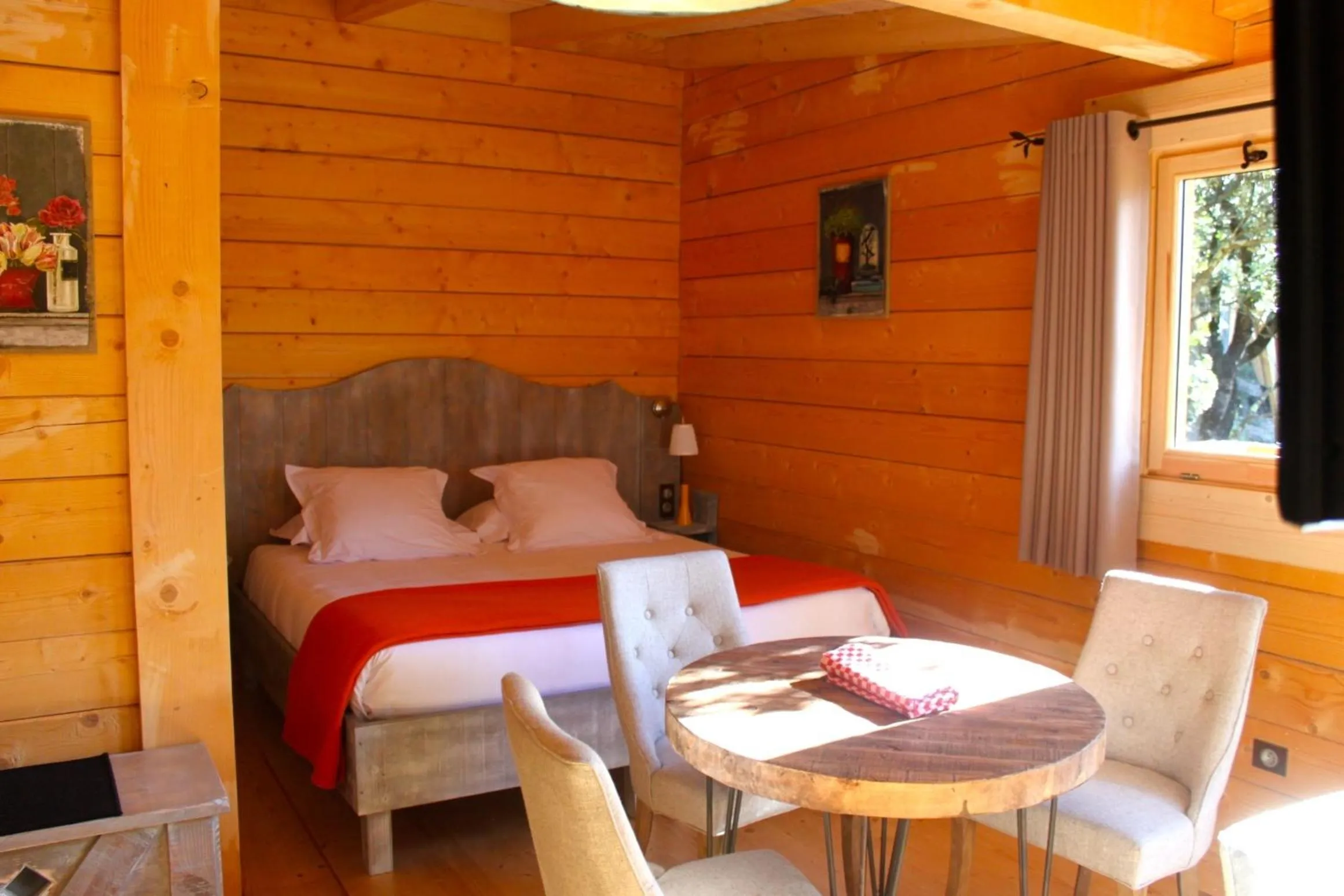 Bedroom in Les Cabanes Dans Les Bois Logis Hôtel