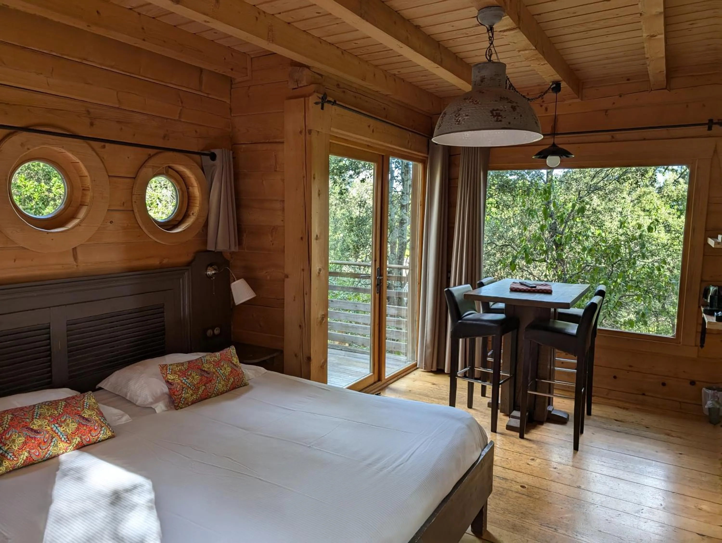 Bed in Les Cabanes Dans Les Bois Logis Hôtel