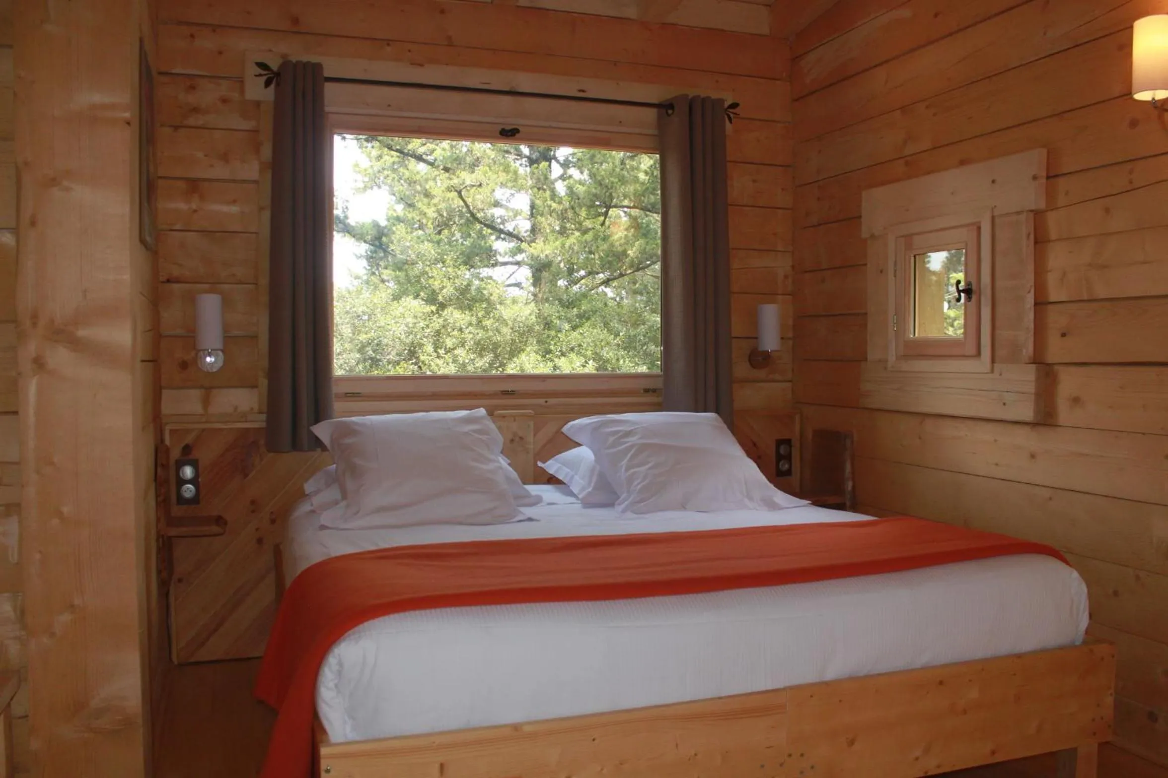 Bed in Les Cabanes Dans Les Bois Logis Hôtel