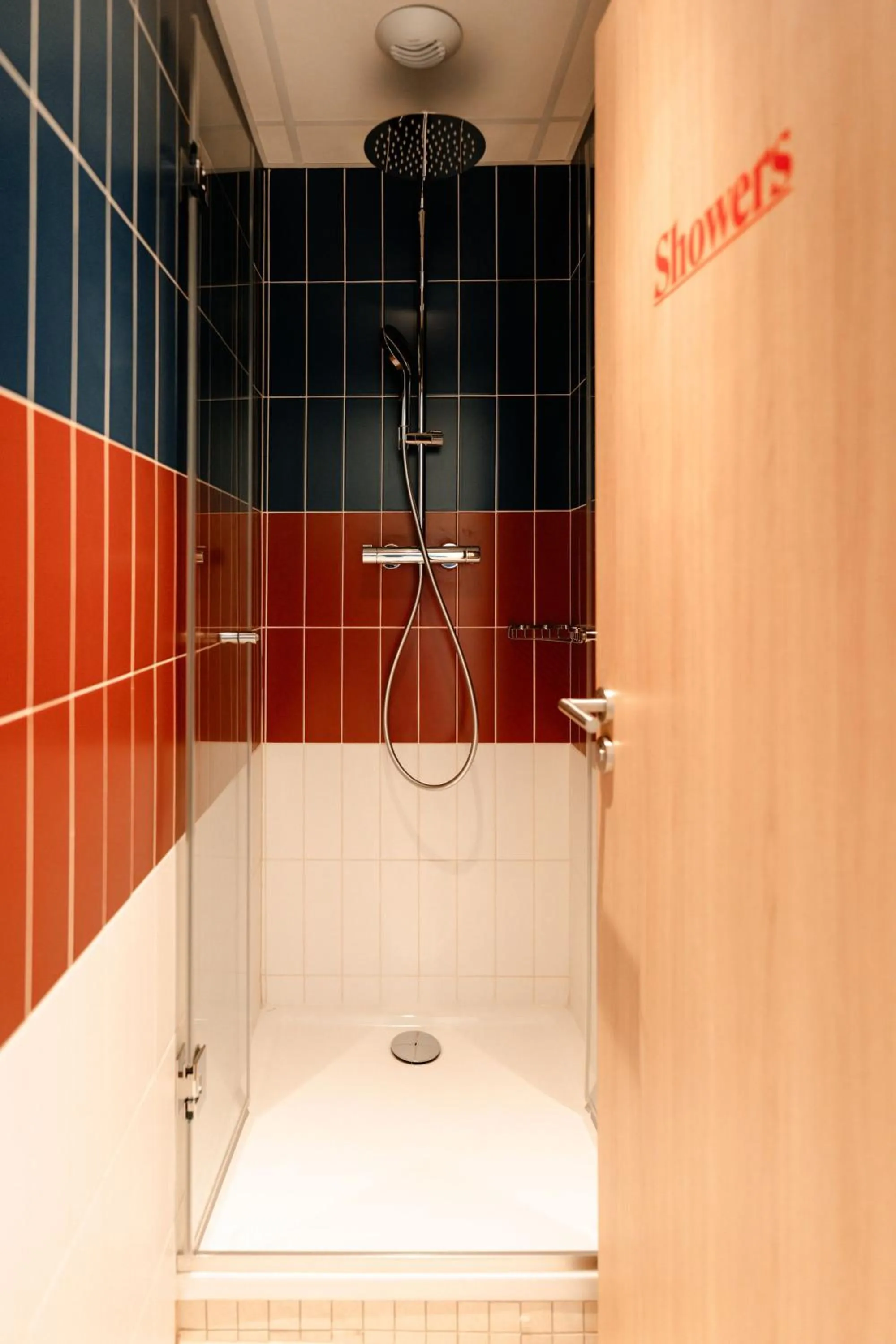 Shower in CENTRAL Hostel La Rochelle Centre