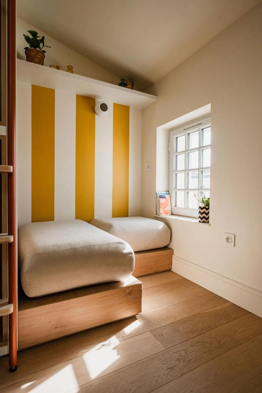Seating area, Bed in CENTRAL Hostel La Rochelle Centre