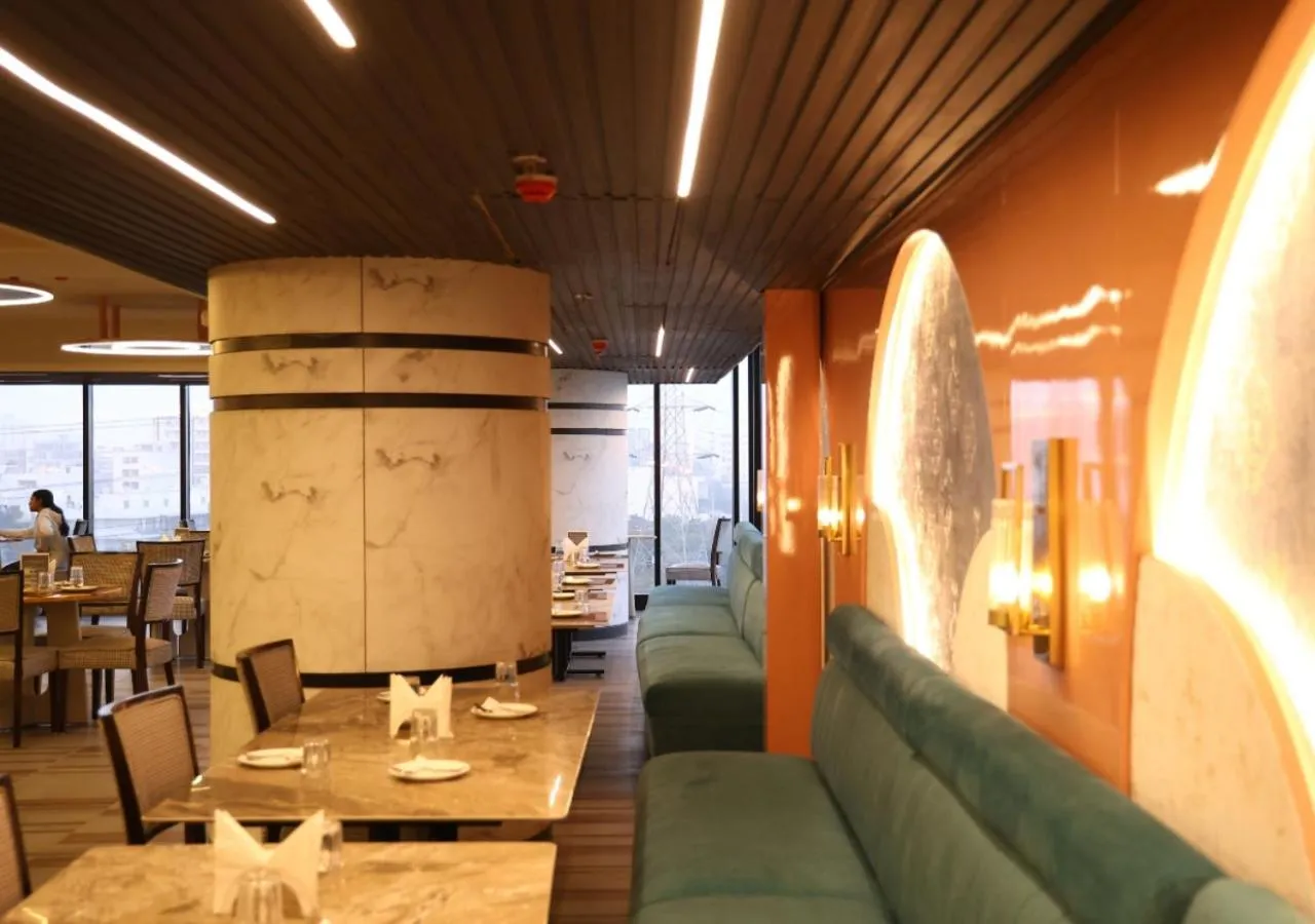 Restaurant/places to eat in All Starr Club