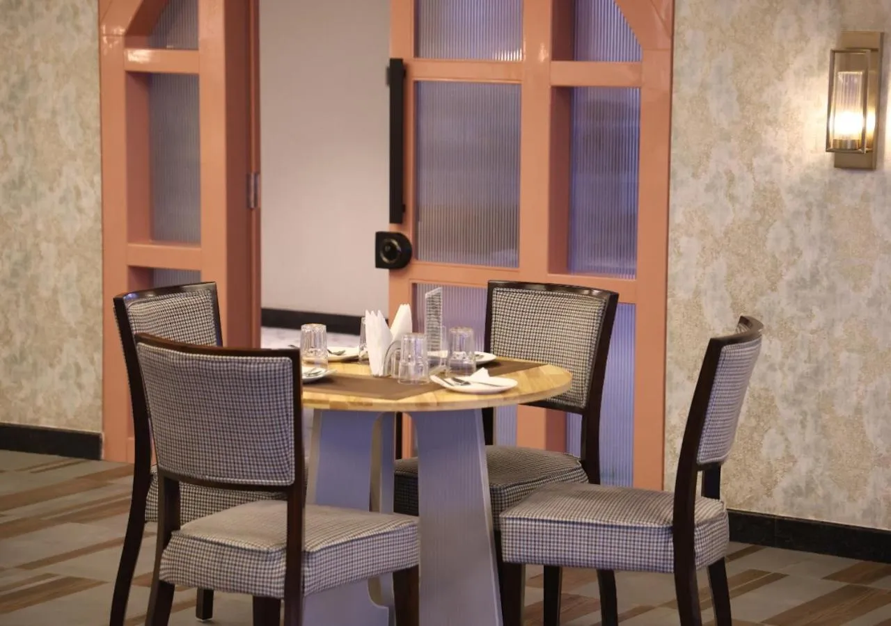 Restaurant/places to eat in All Starr Club