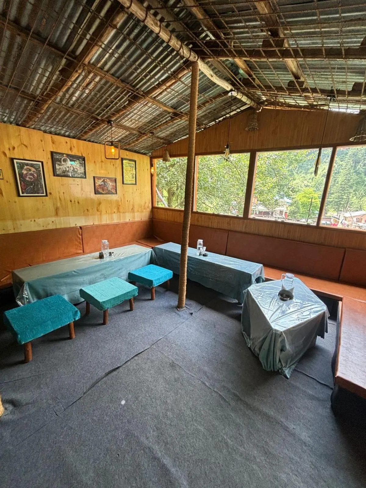 Seating area in Beholden Stay And Cafe - A Luxury Boutique Hotel In Manali