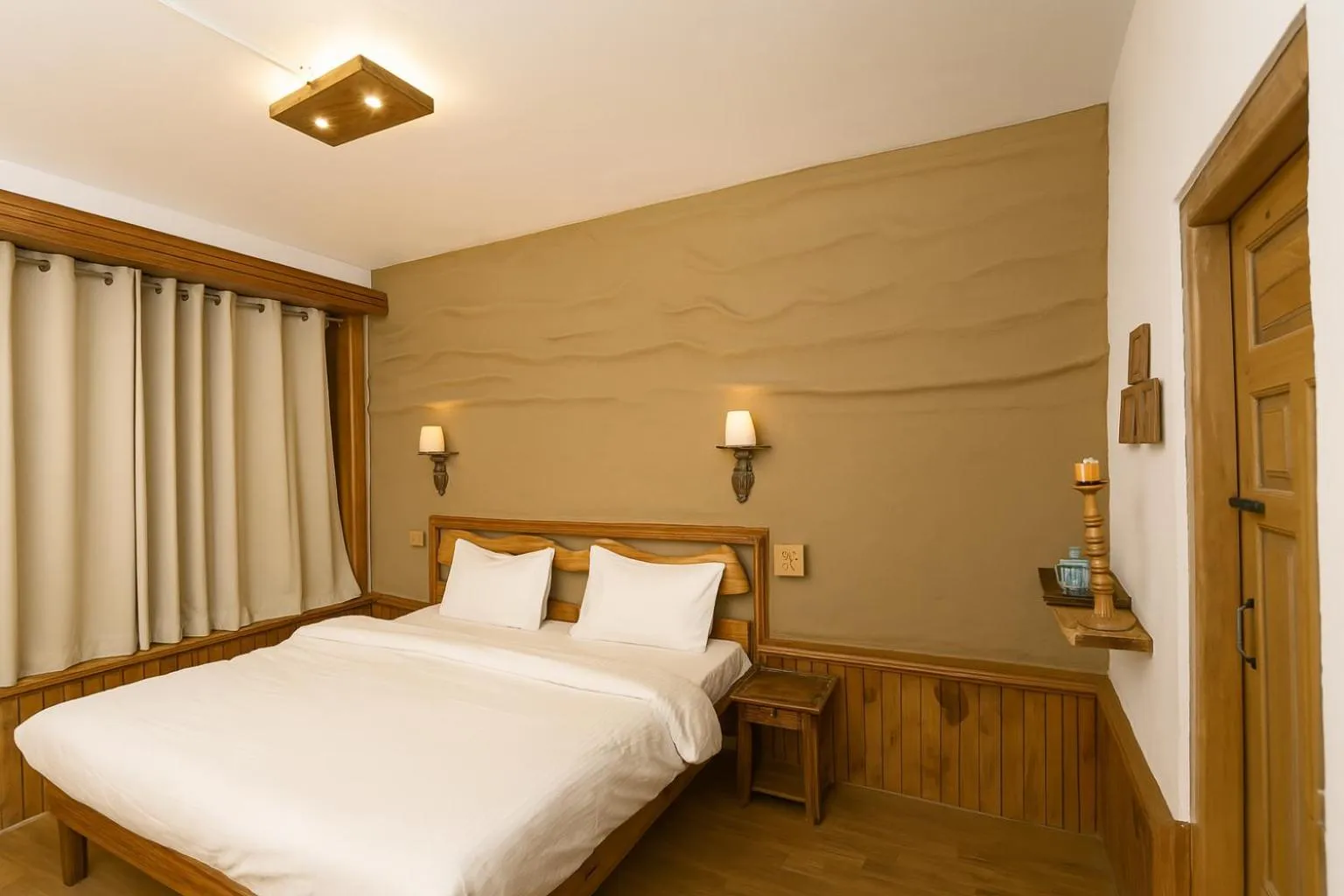 Bedroom, Bed in Beholden Stay And Cafe - A Luxury Boutique Hotel In Manali