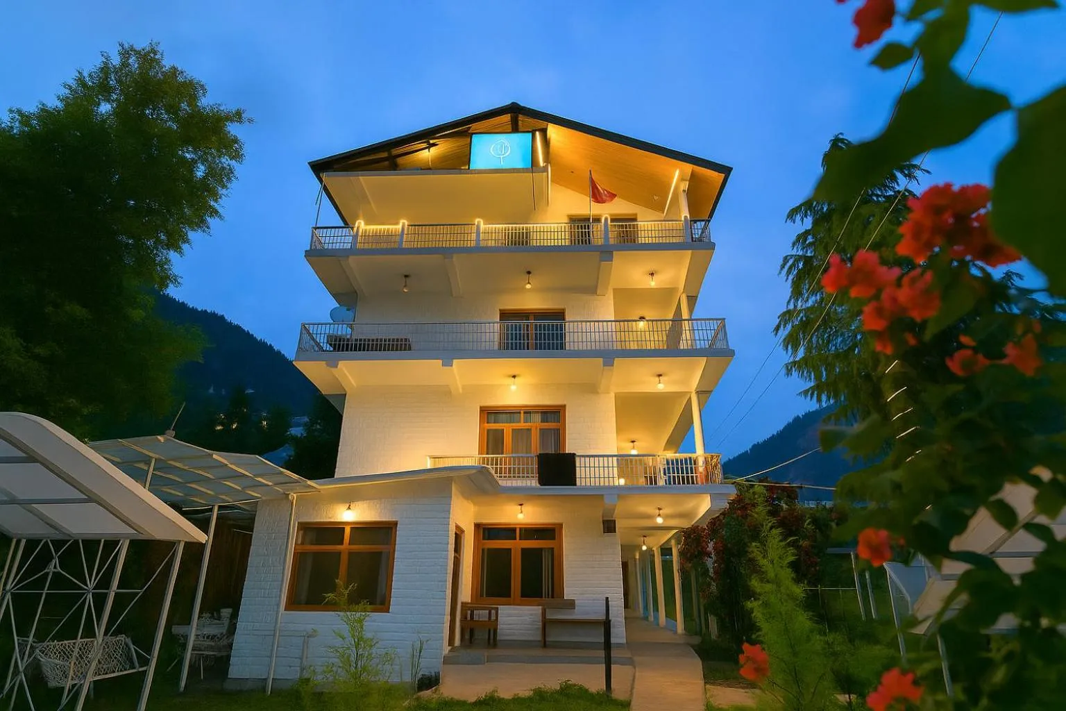 Property building in Beholden Stay And Cafe - A Luxury Boutique Hotel In Manali