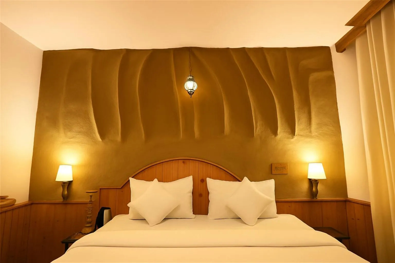 Bed in Beholden Stay And Cafe - A Luxury Boutique Hotel In Manali