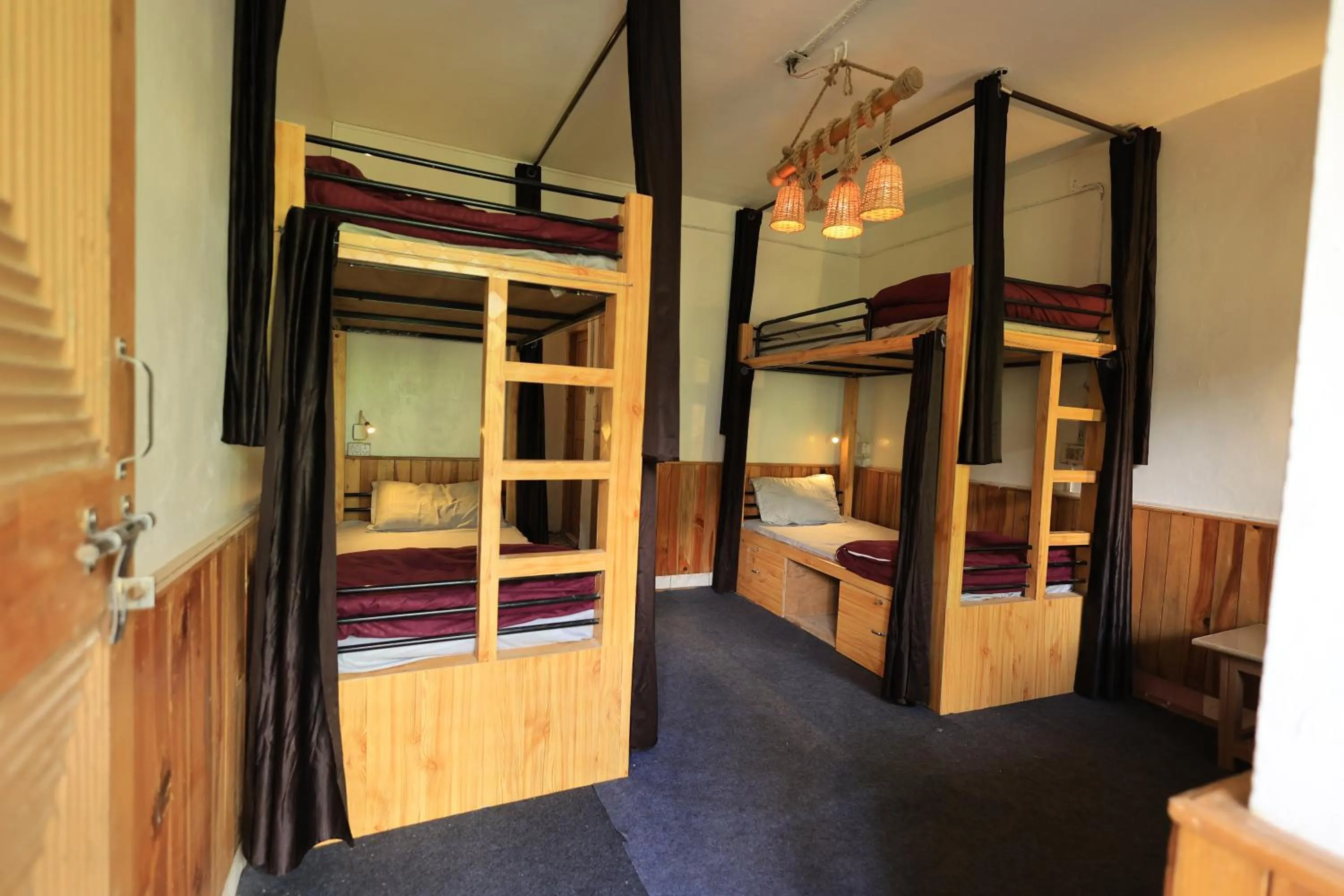 Property building, Bed in Beholden Stay And Cafe - A Luxury Boutique Hotel In Manali