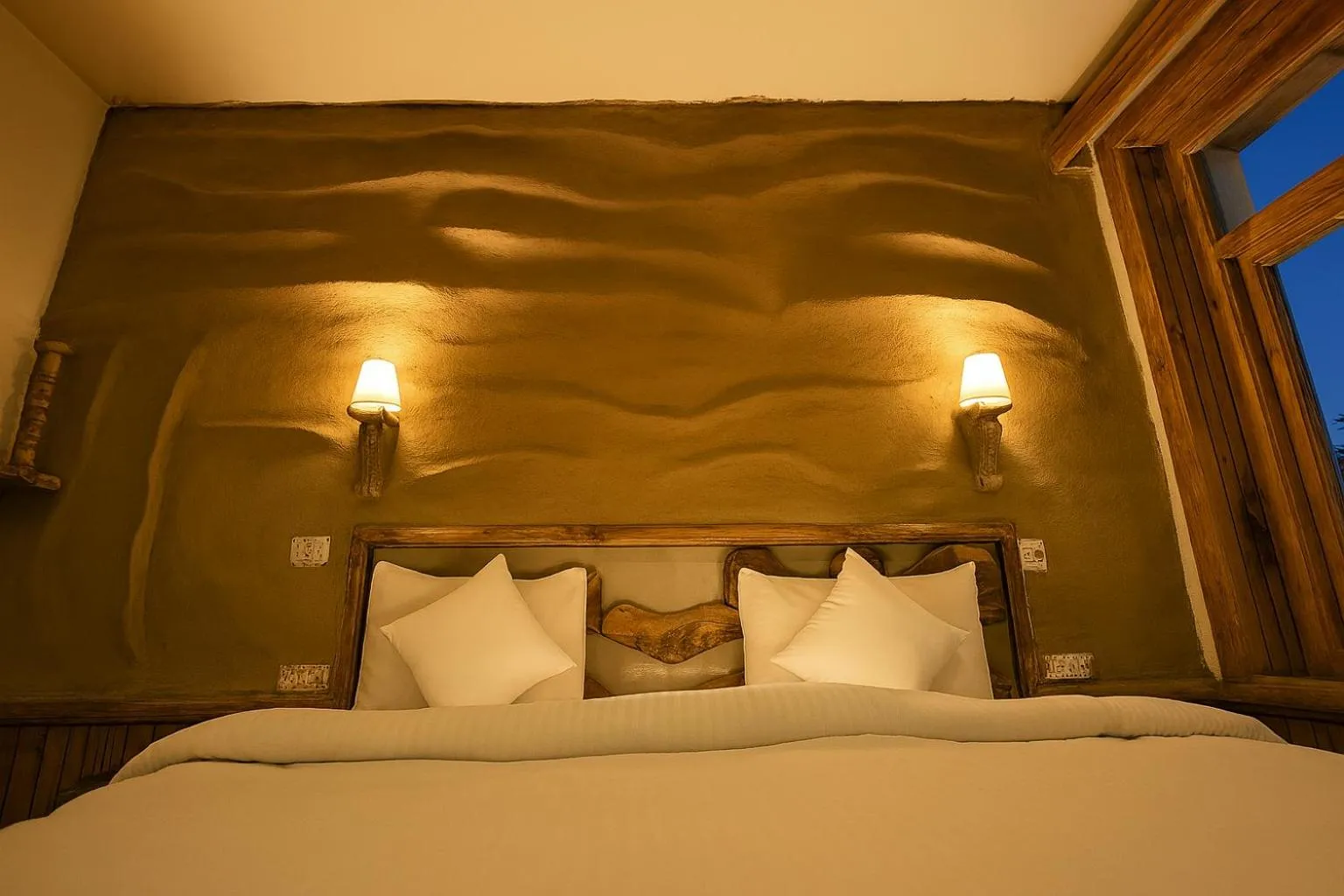 Bed in Beholden Stay And Cafe - A Luxury Boutique Hotel In Manali