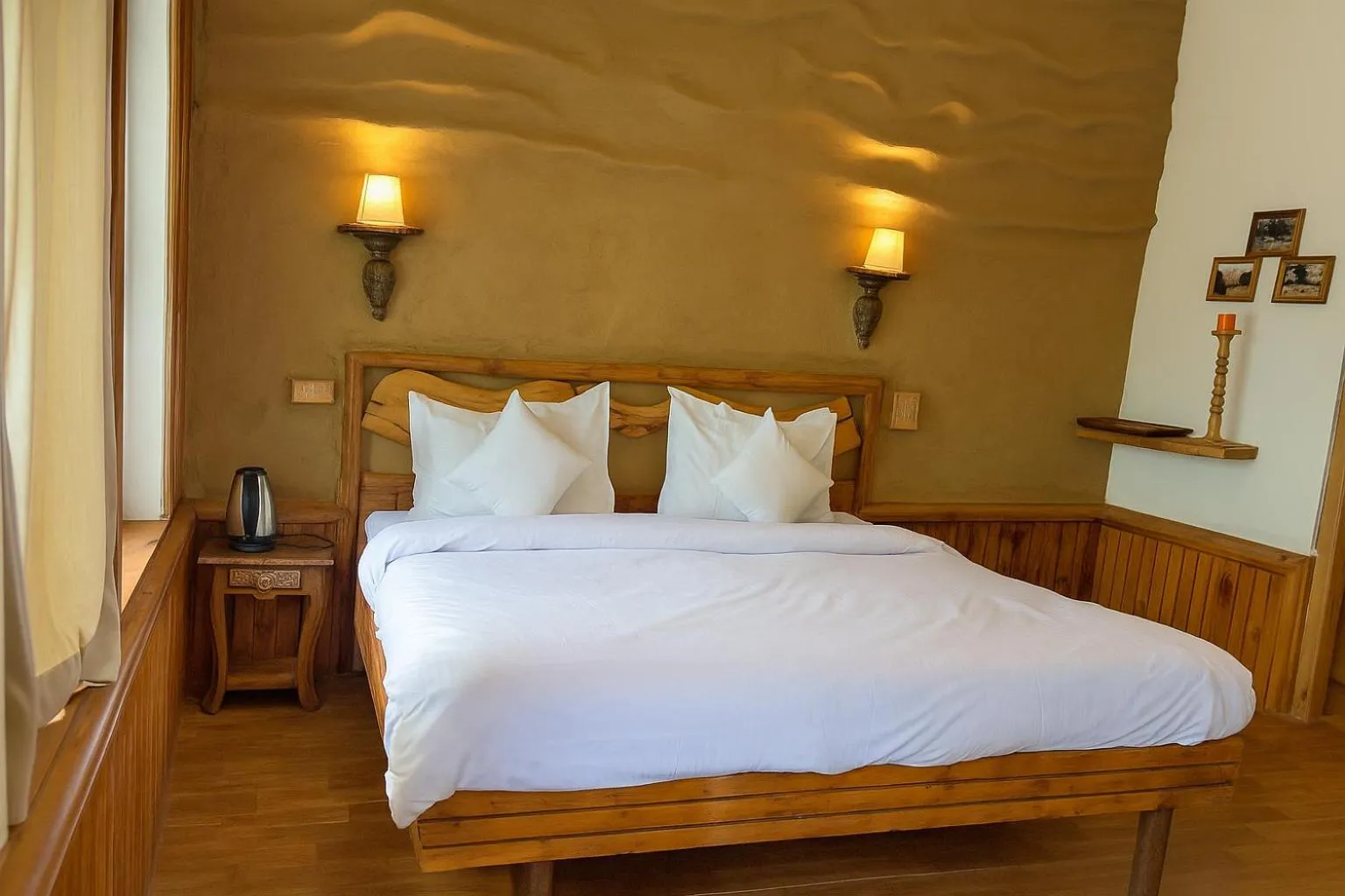 Bedroom, Bed in Beholden Stay And Cafe - A Luxury Boutique Hotel In Manali