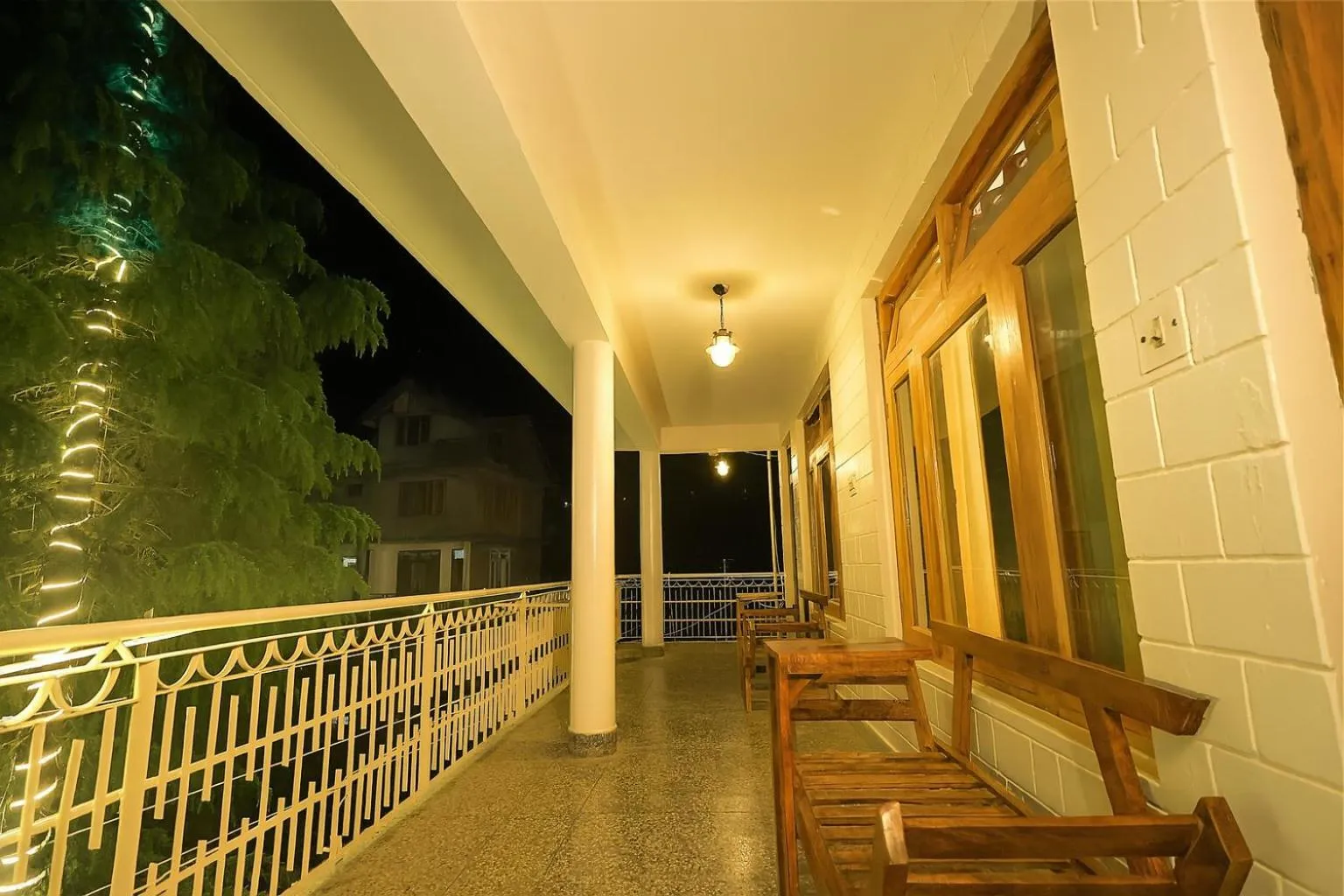 Lobby or reception in Beholden Stay And Cafe - A Luxury Boutique Hotel In Manali
