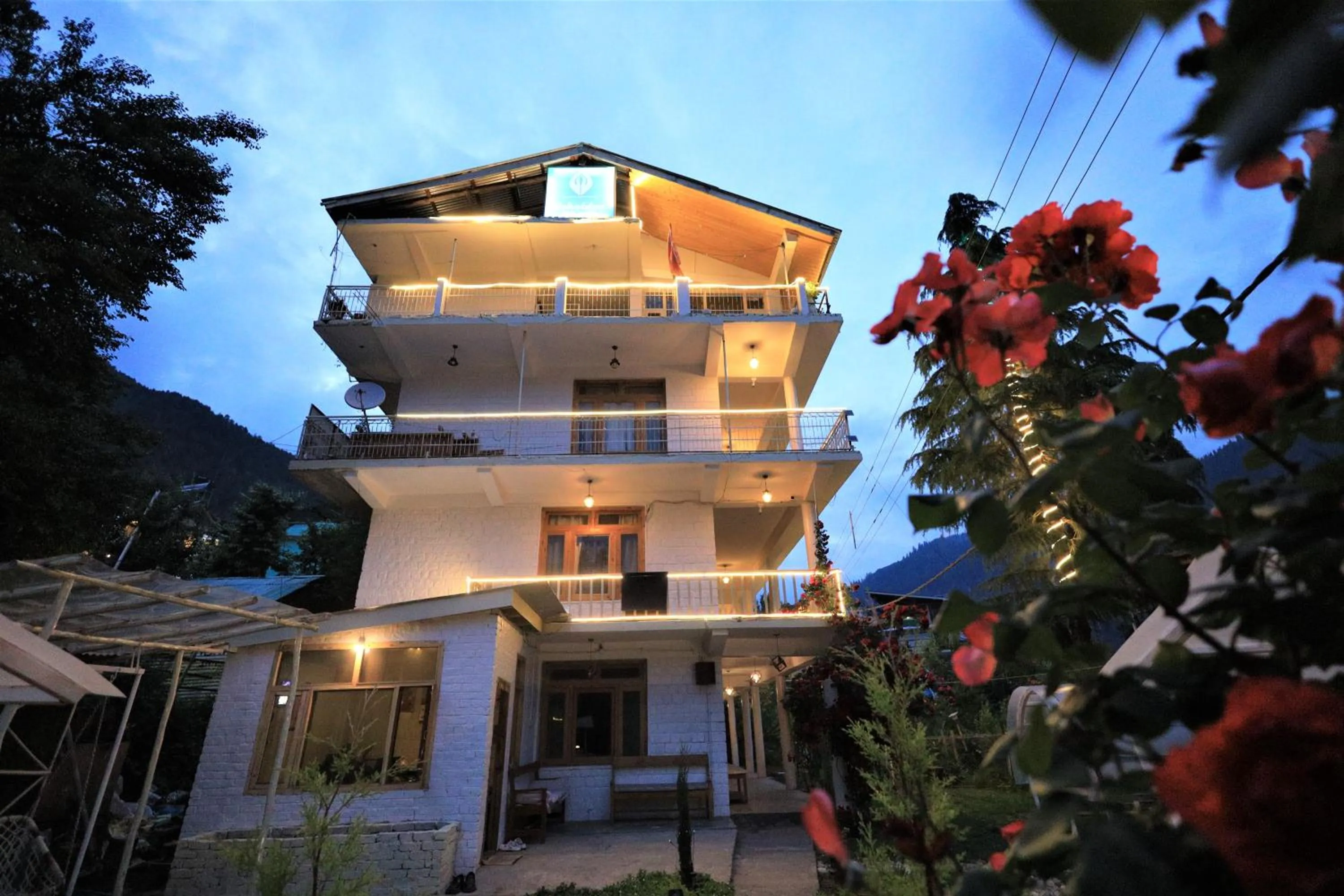 Property building in Beholden Stay And Cafe - A Luxury Boutique Hotel In Manali