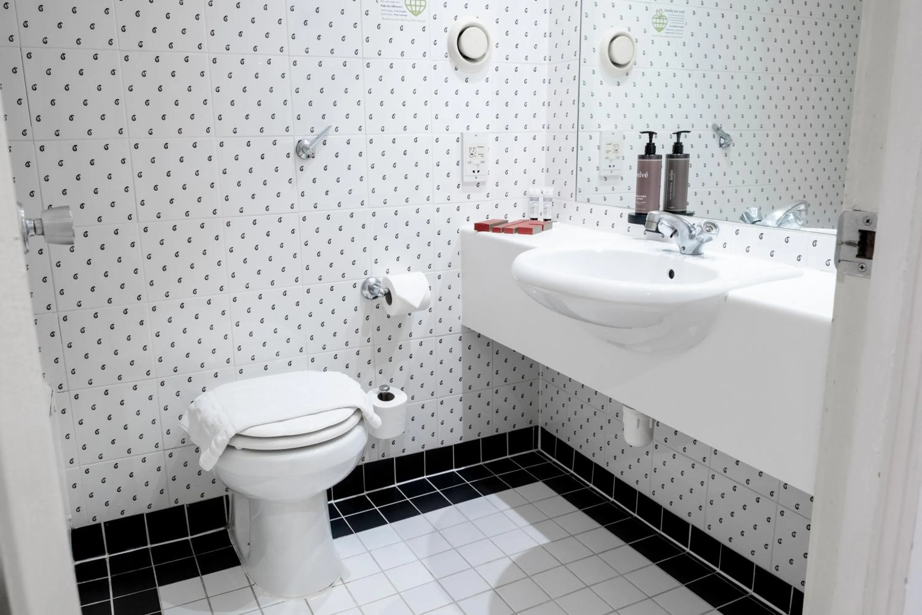 Bathroom in Muthu Glasgow River Hotel