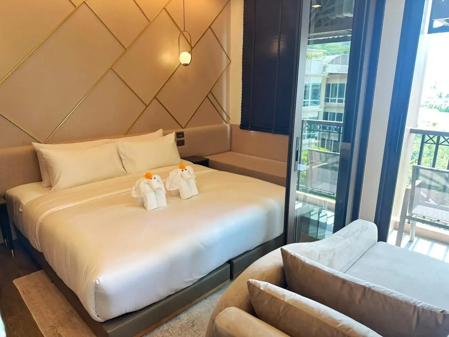 Premier King Room in The Proud Karon Beach Phuket Trademark Collection By Wyndham Premier King Room in The Proud Karon Beach Phuket Trademark Collection By Wyndham