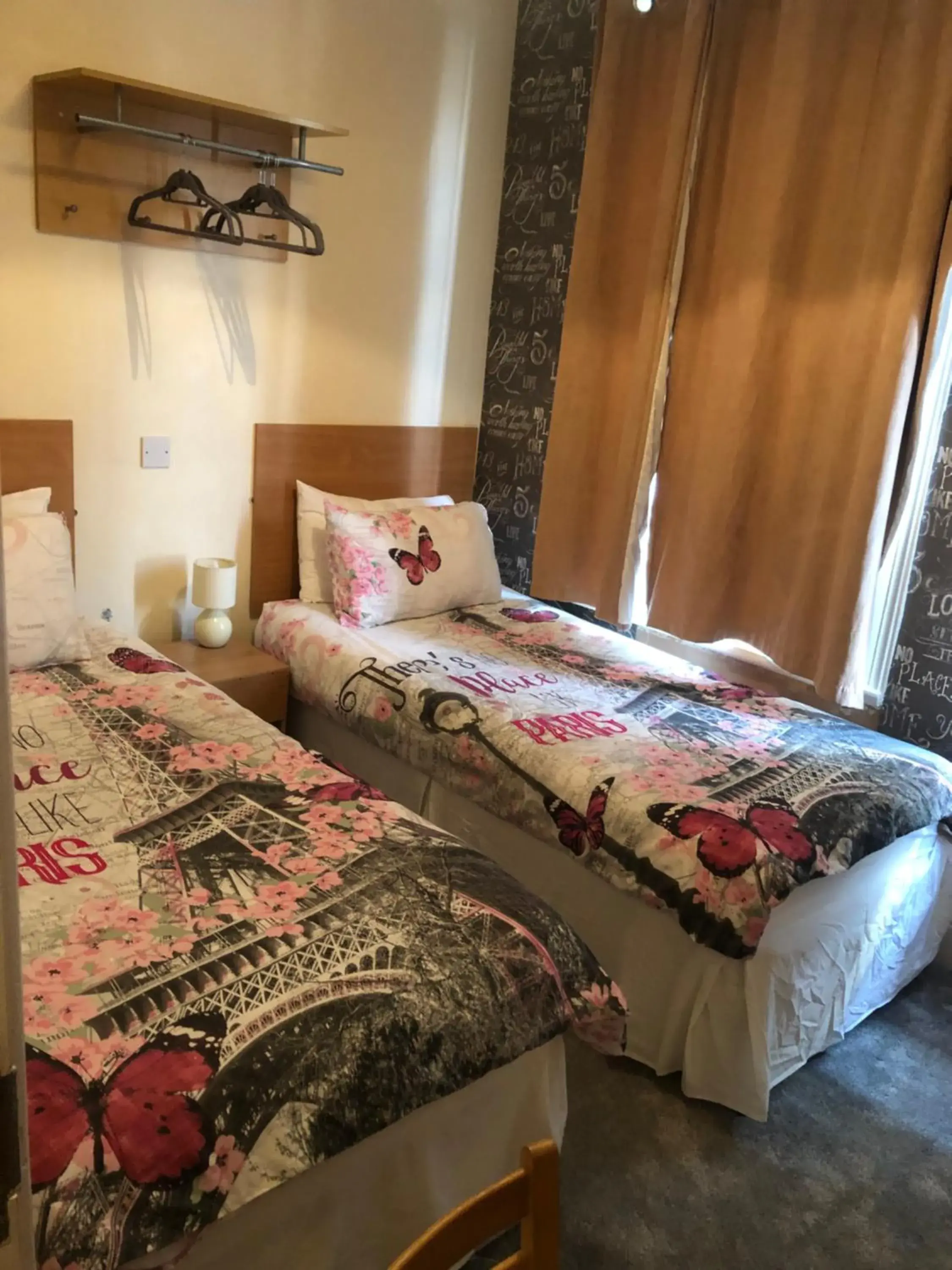 Twin Room with Private Bathroom in Chaplins Twin Room with Private Bathroom in Chaplins