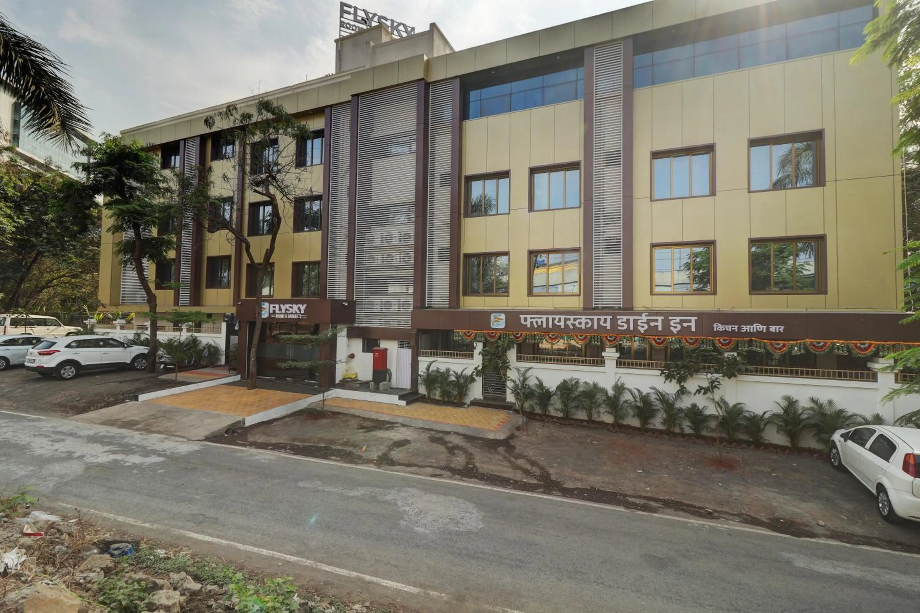 Street view in Hotel Flysky Rooms & Banquets