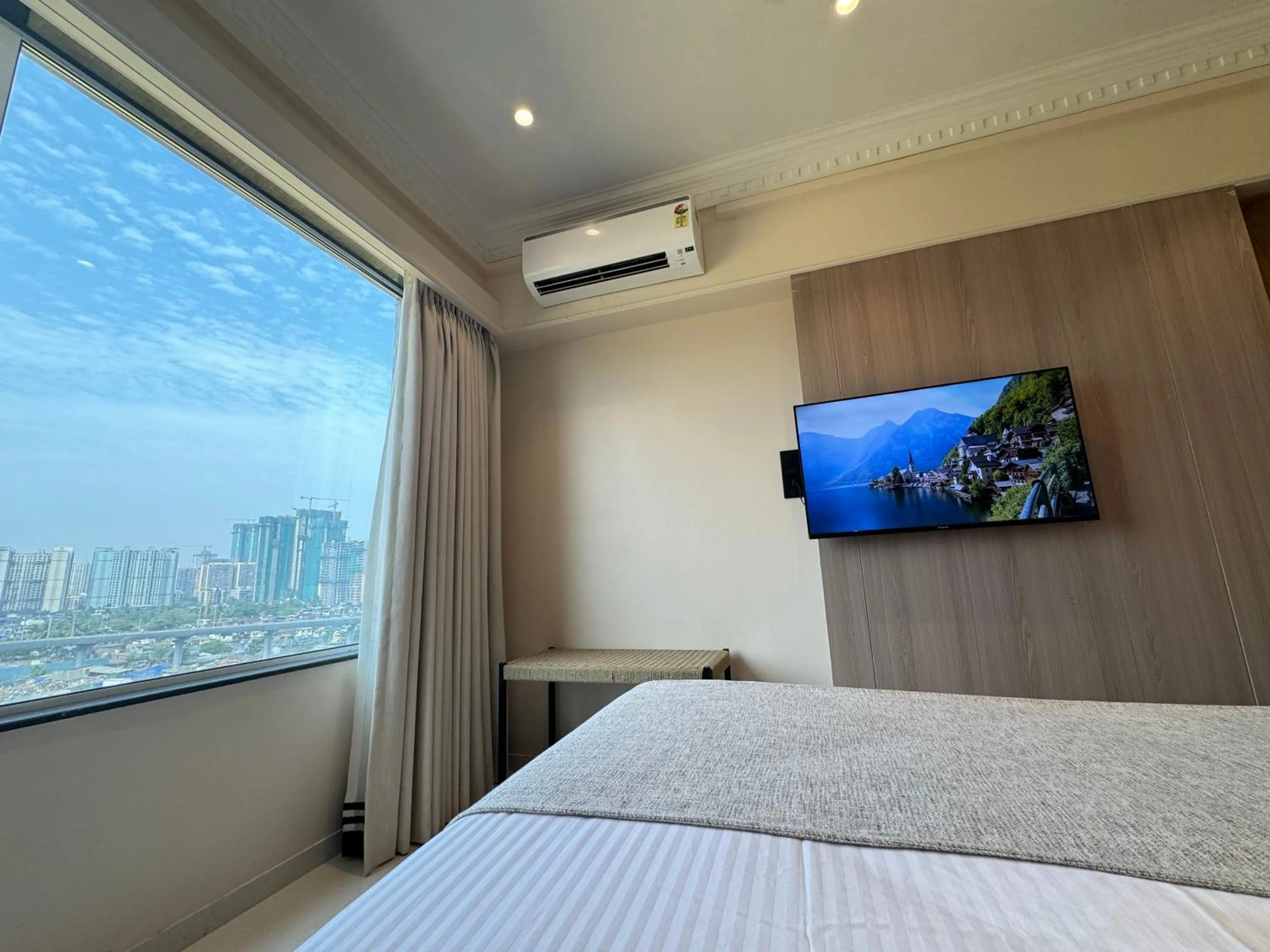 City view, Bed in Hotel Mumbai House, Valnai Malad