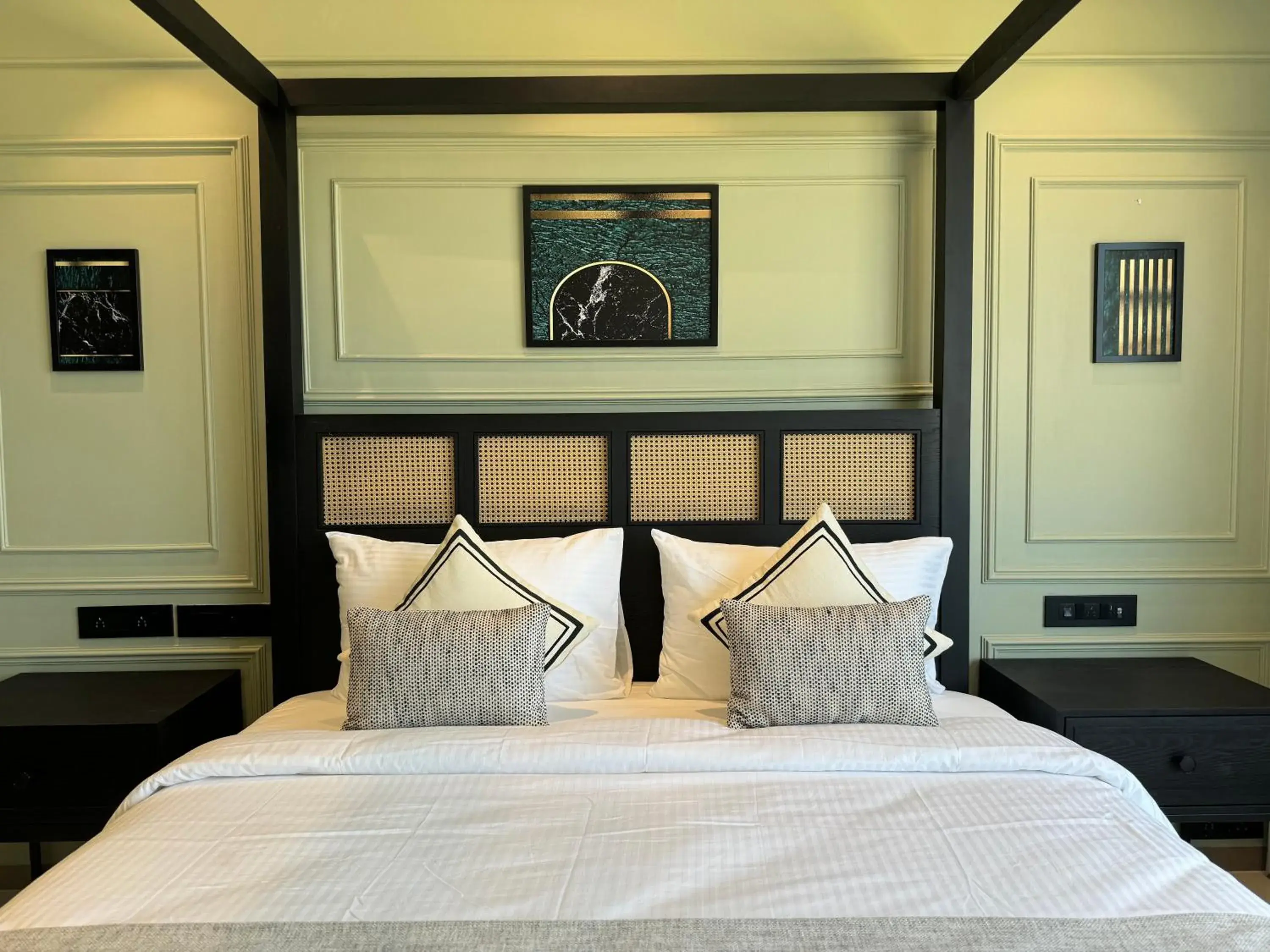 Queen Room in Hotel Mumbai House, Valnai Malad Queen Room in Hotel Mumbai House, Valnai Malad