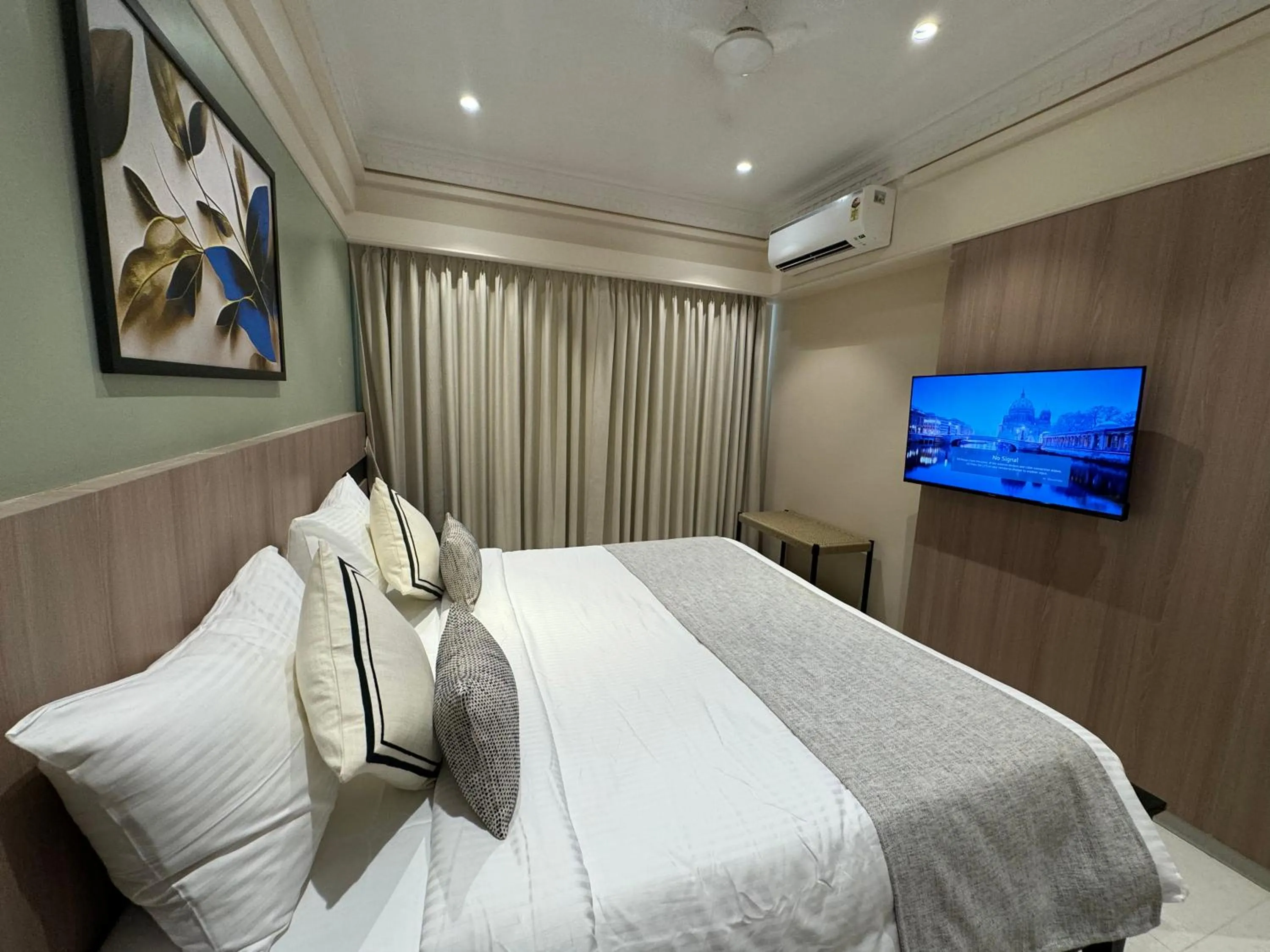 Photo of the whole room, Bed in Hotel Mumbai House, Valnai Malad