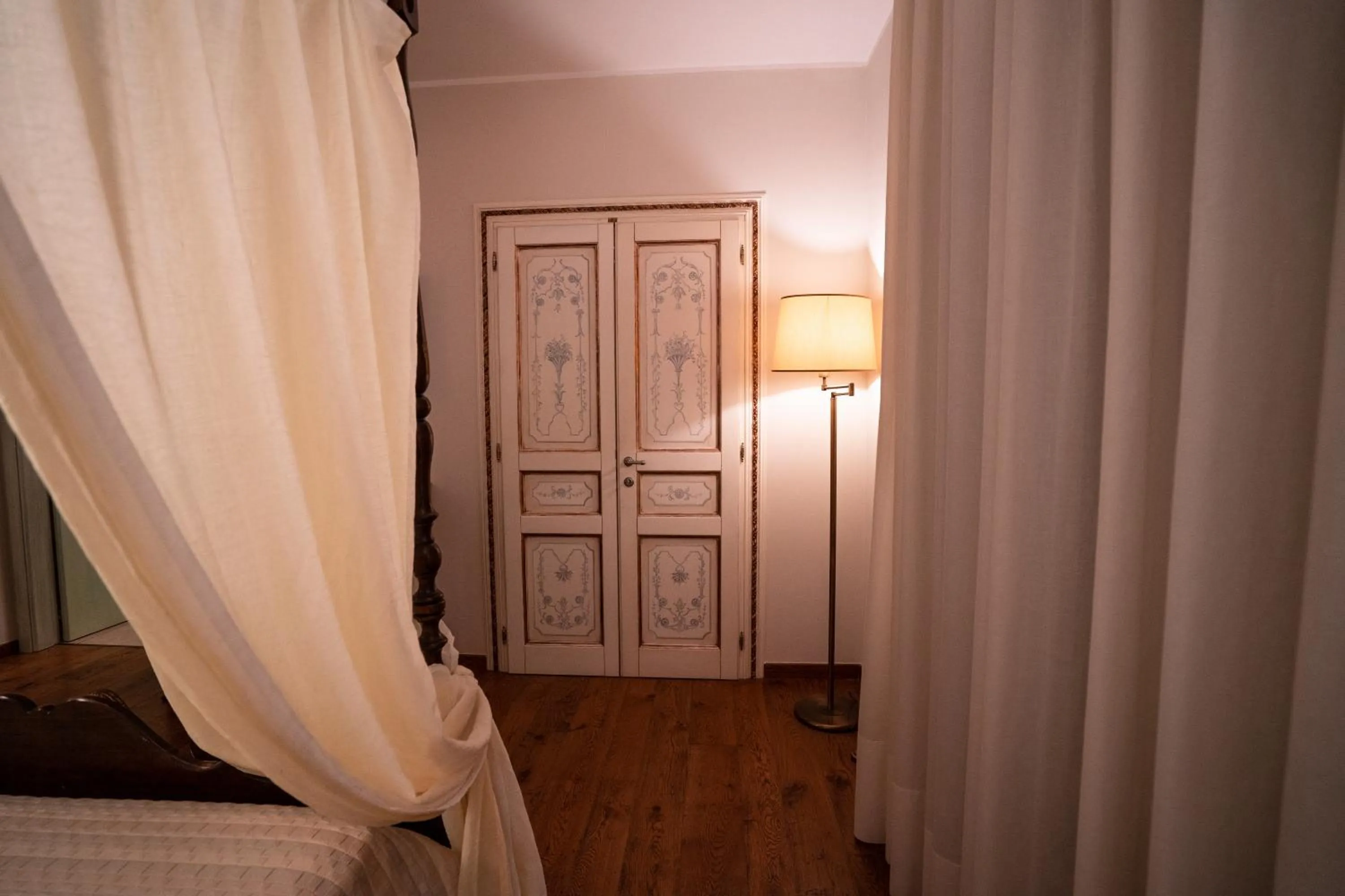 wardrobe in Villa D'Anzi B&B
