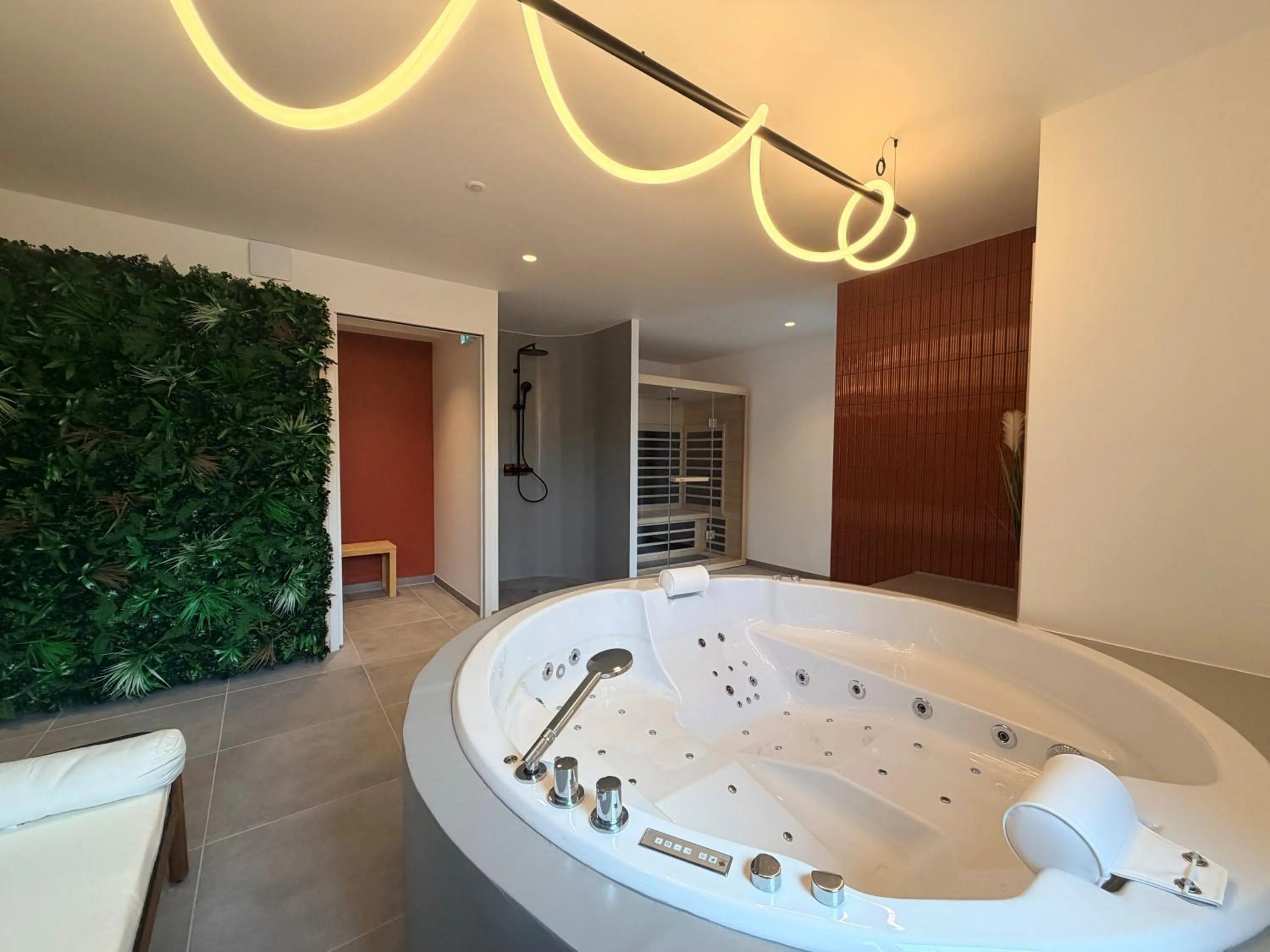 Hot Tub in Greet Hotel Brest Aéroport