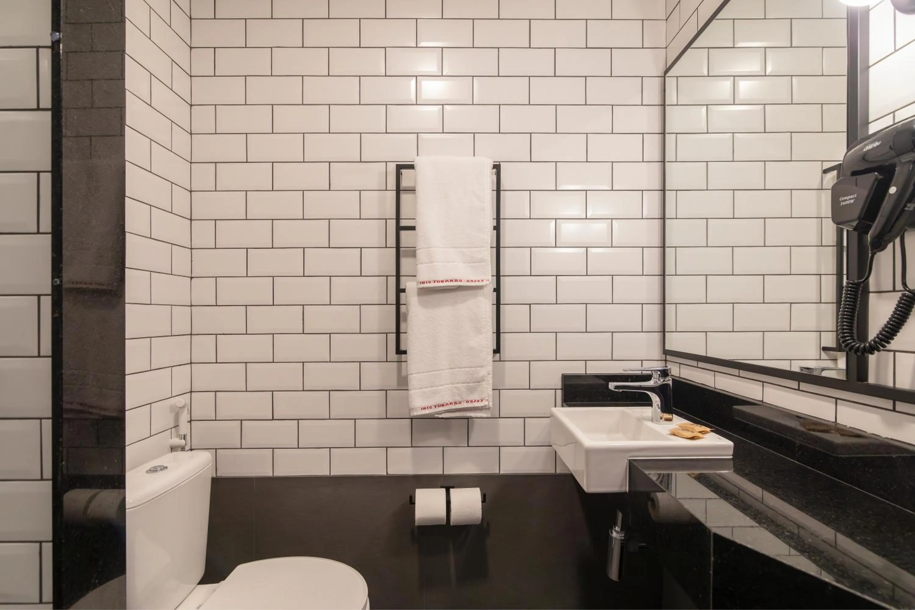 Bathroom in ibis Tubarão