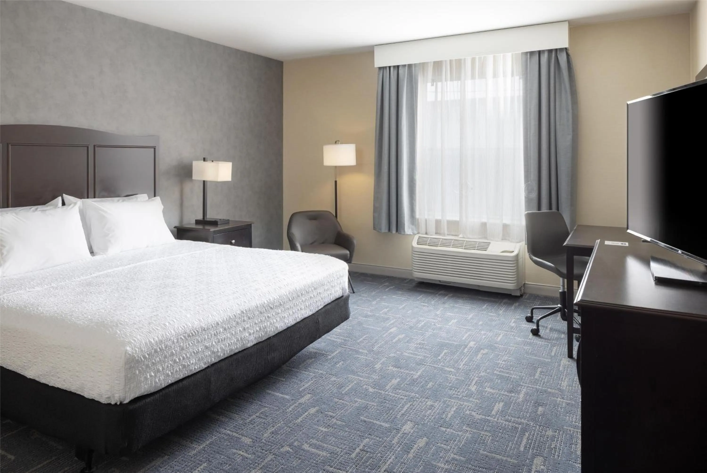 Bed in Hampton Inn Lewiston-Auburn