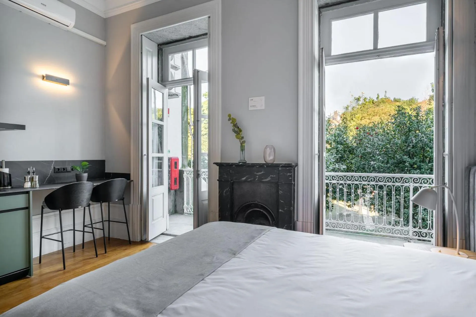 View (from property/room), Bed in Limehome Porto Rua de Dom Manuel II