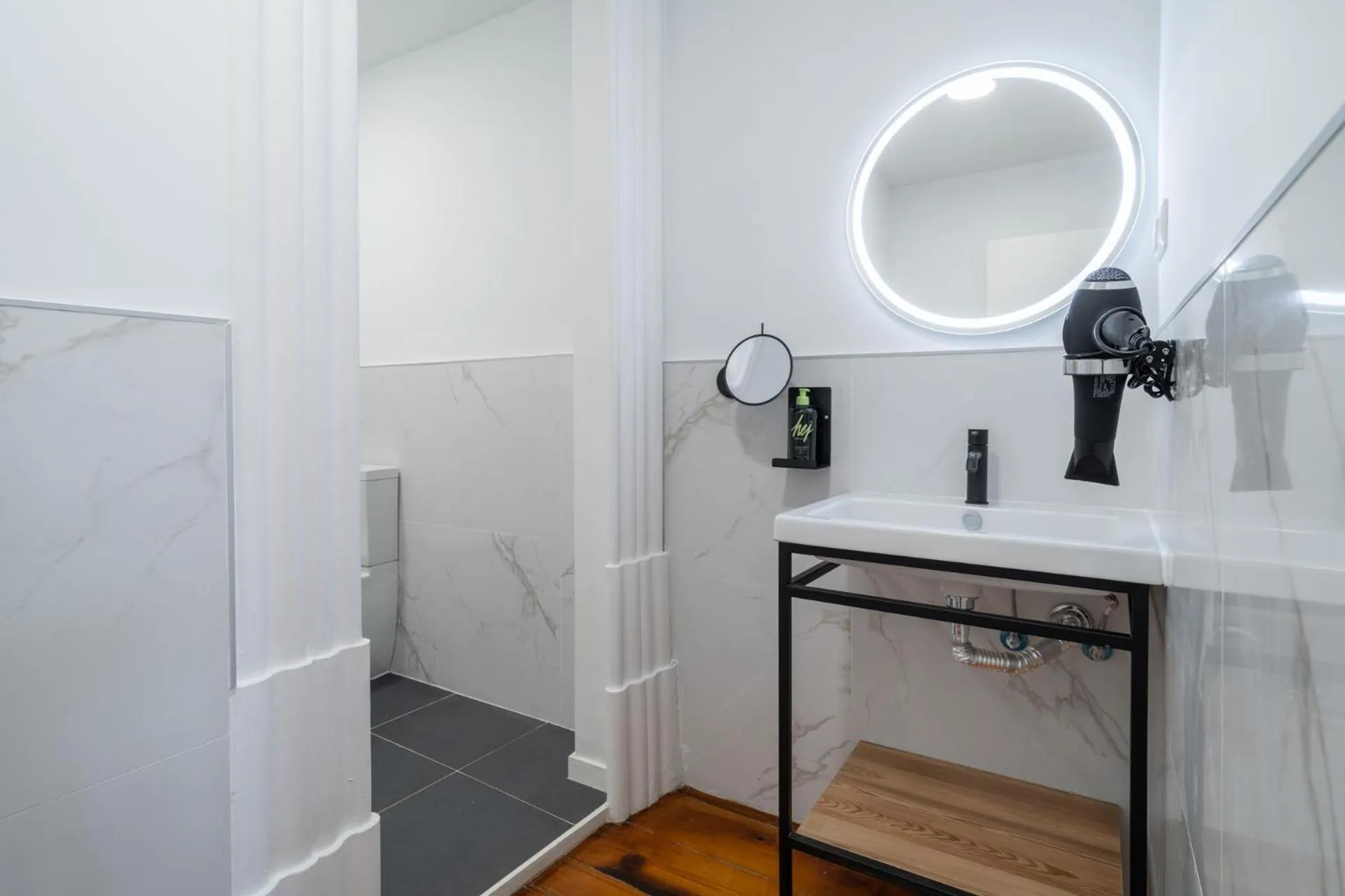 Bathroom in Limehome Porto Rua de Dom Manuel II