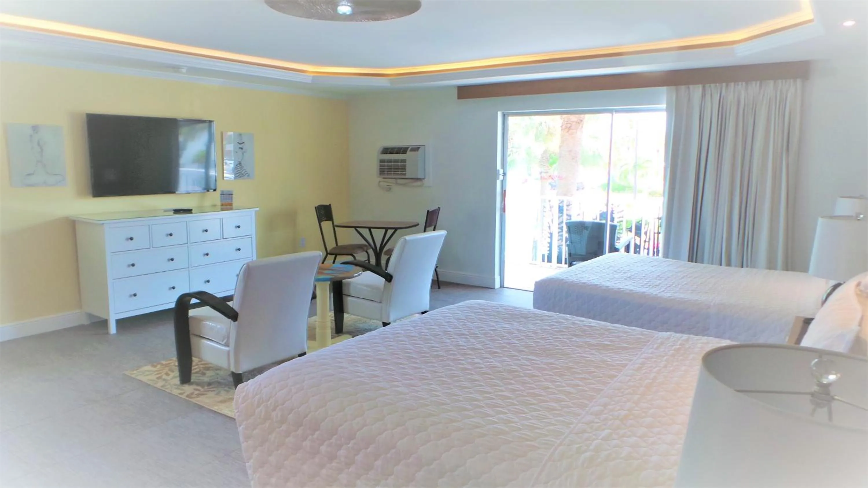 Bedroom, Bed in Island House Resort Hotel