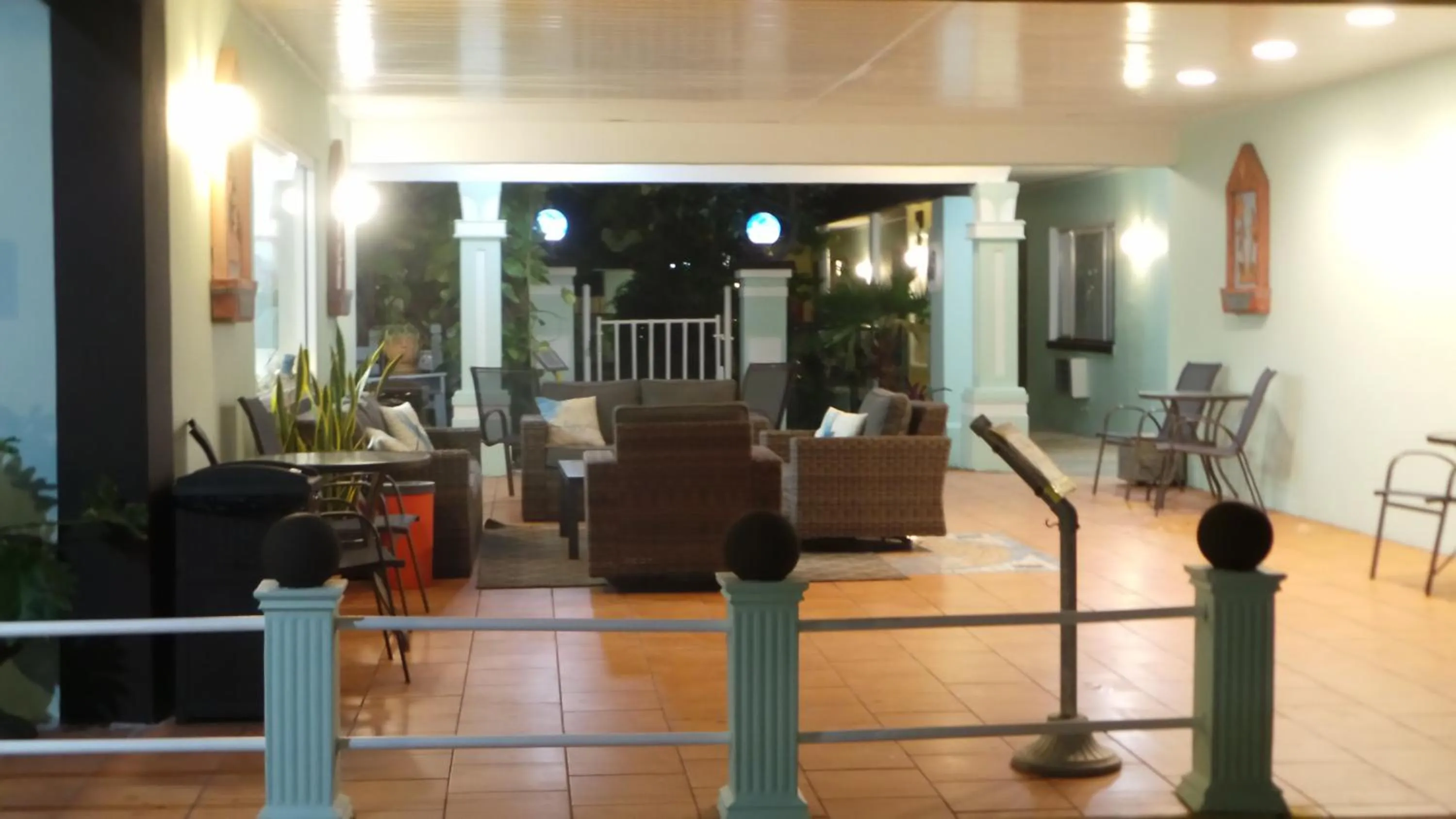 Communal lounge/ TV room in Island House Resort Hotel