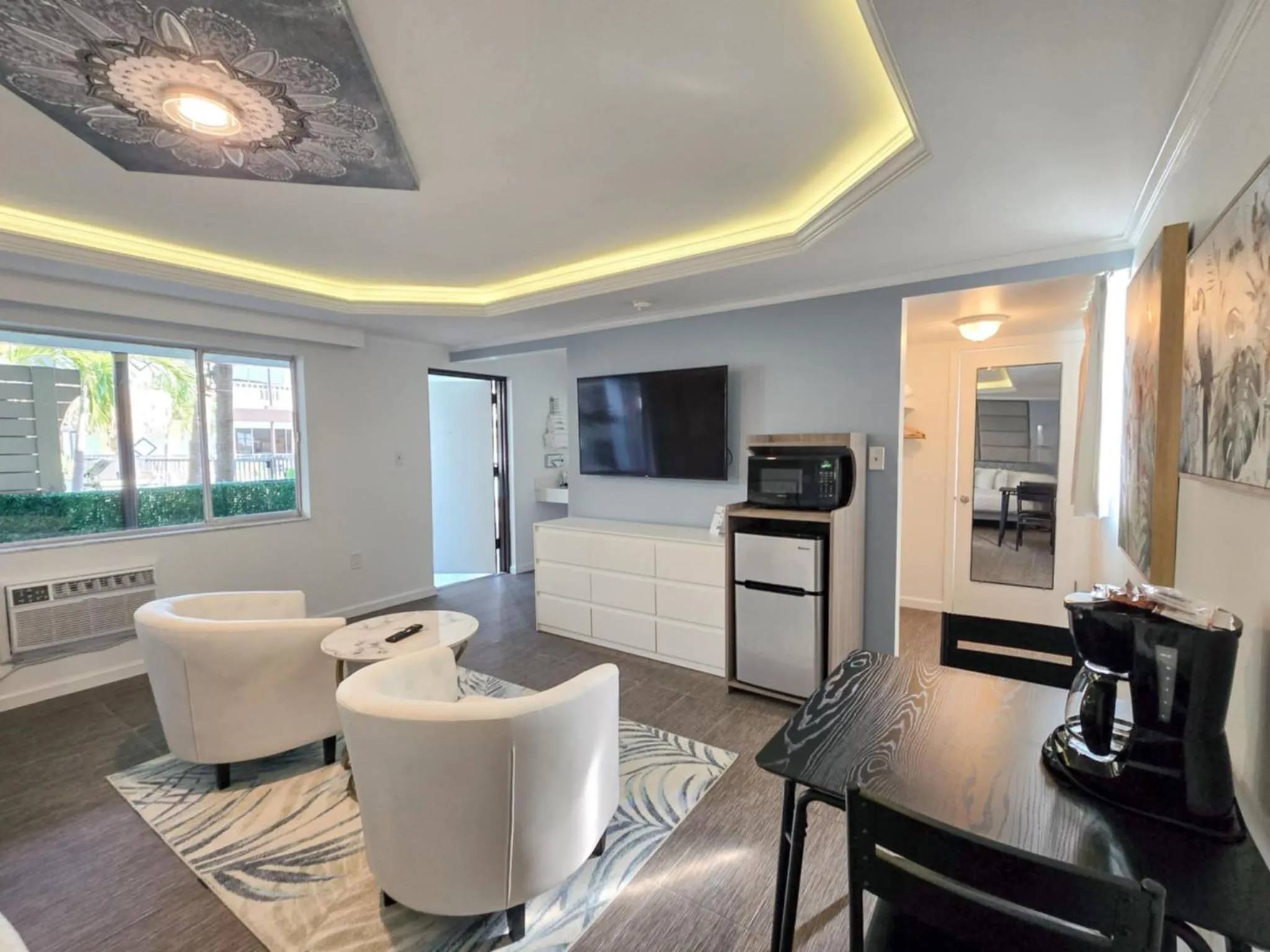 TV and multimedia in Island House Resort Hotel