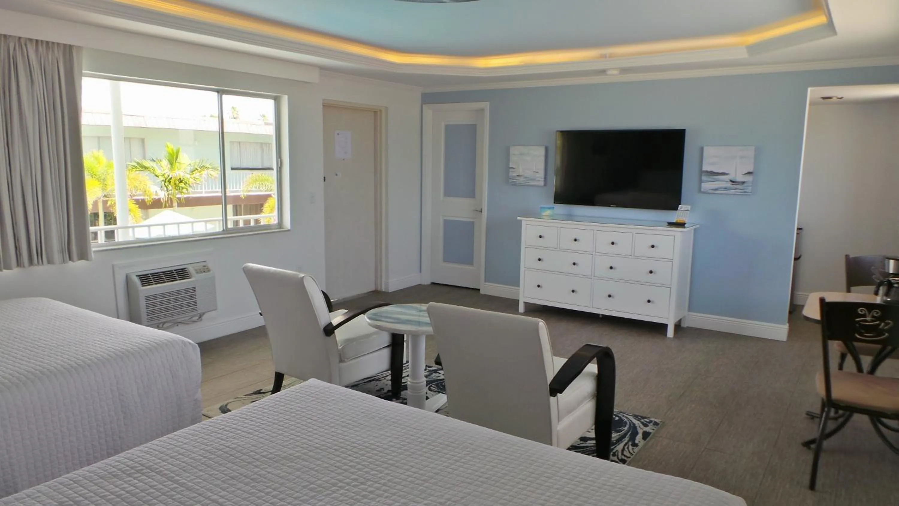 Seating area, Bed in Island House Resort Hotel