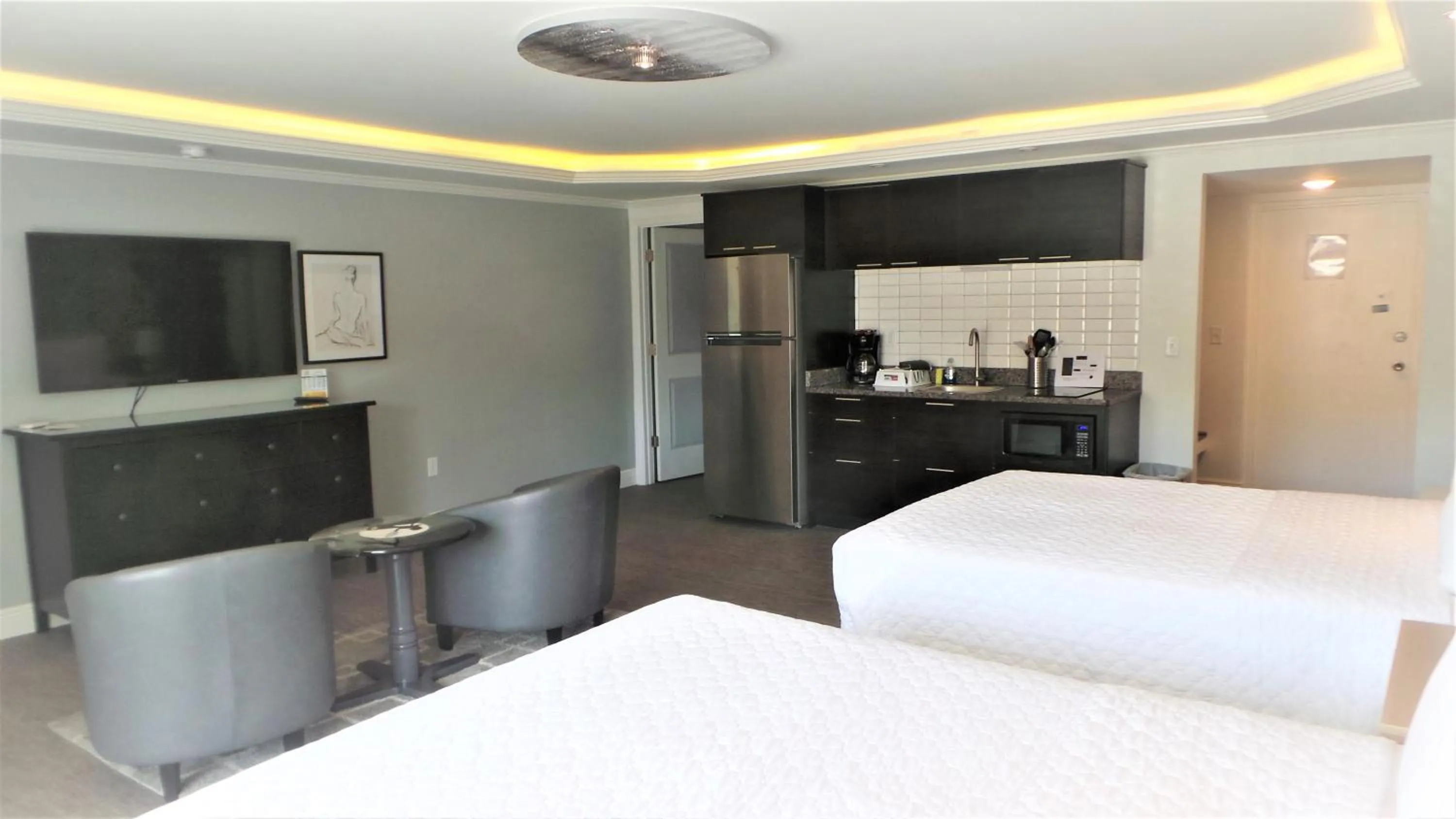 Kitchen or kitchenette, Bed in Island House Resort Hotel