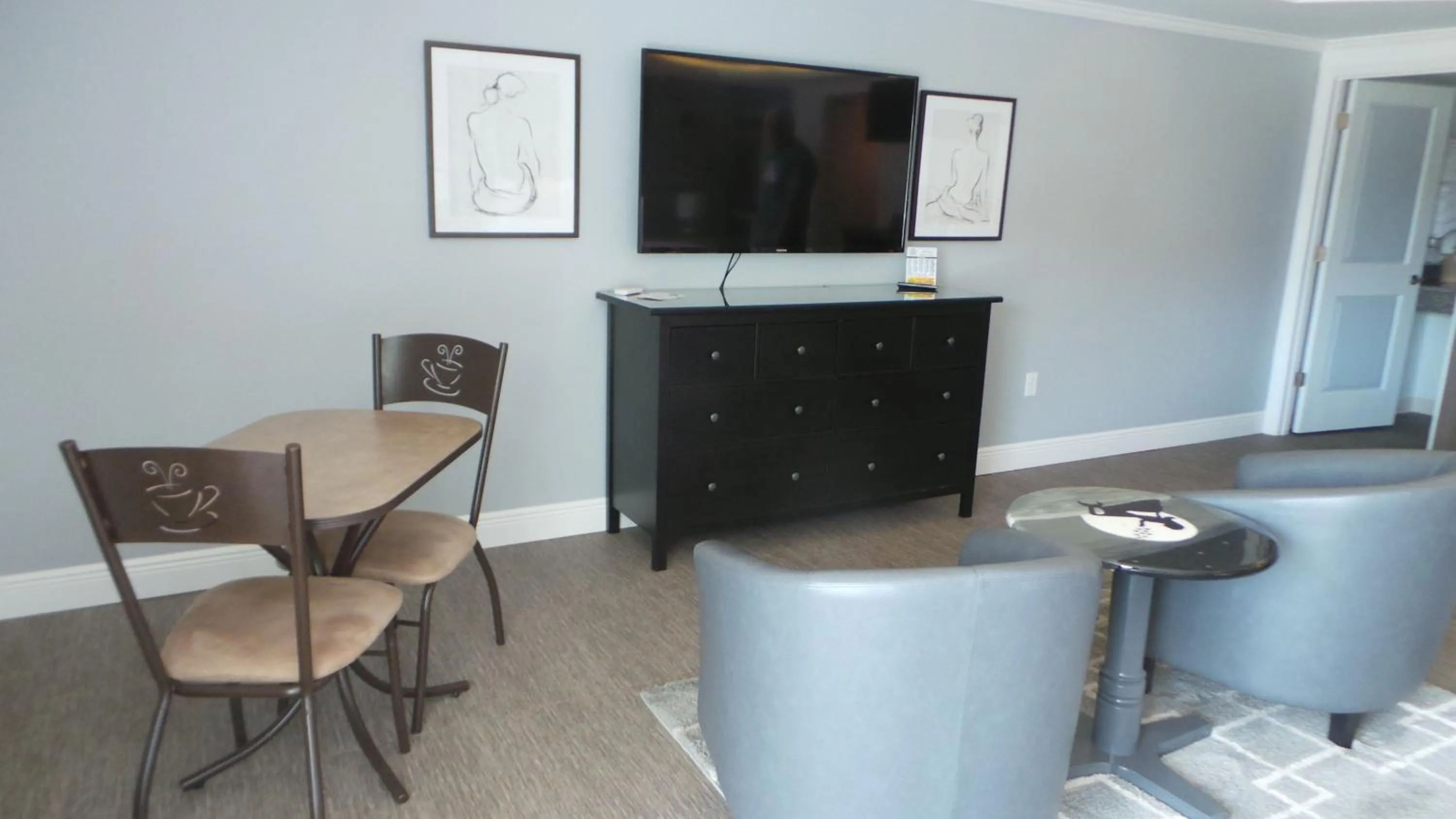 TV and multimedia in Island House Resort Hotel