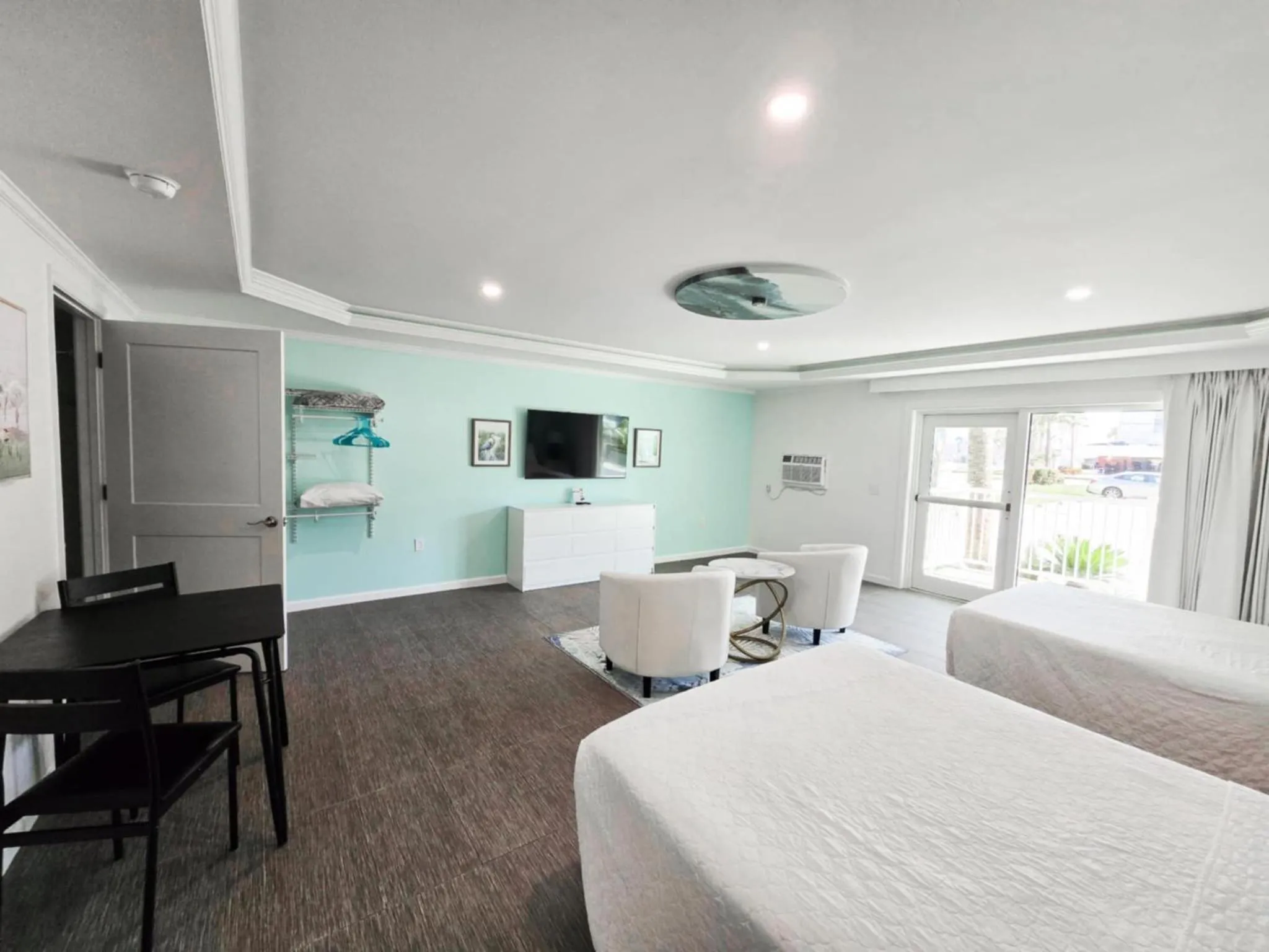 TV and multimedia, Bed in Island House Resort Hotel