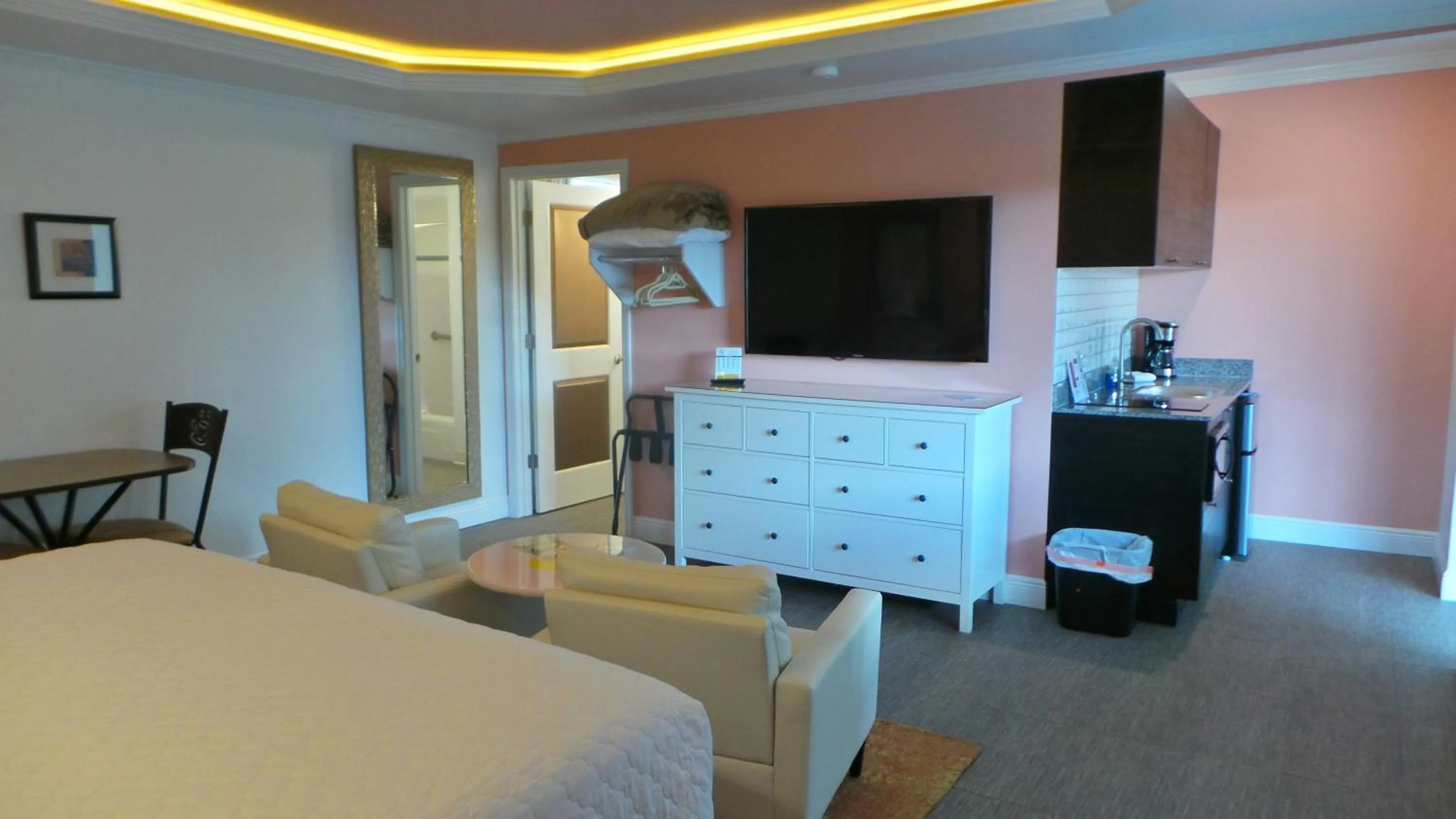 Photo of the whole room, Bed in Island House Resort Hotel