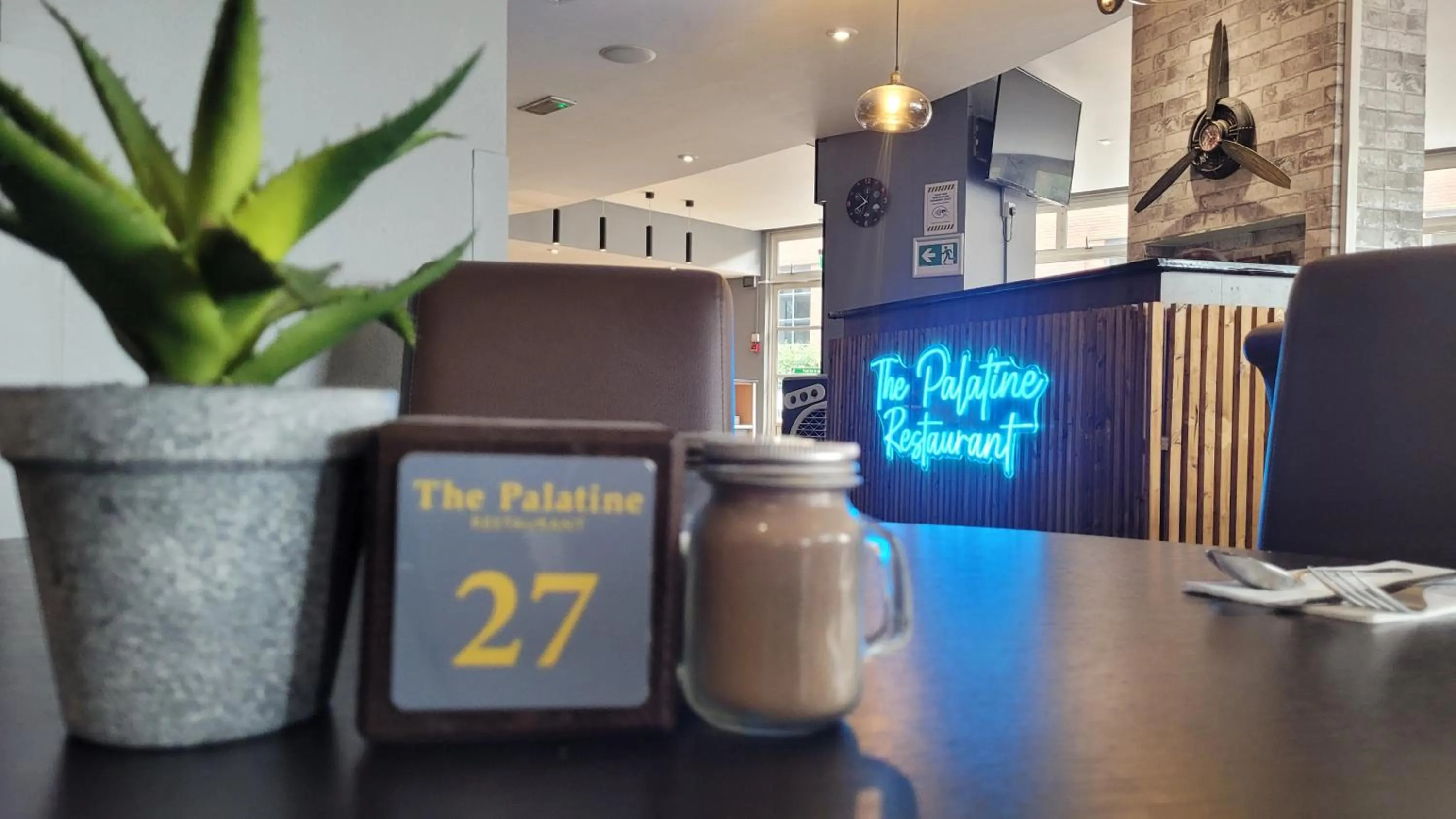 Restaurant/places to eat in Airport Hotel Manchester