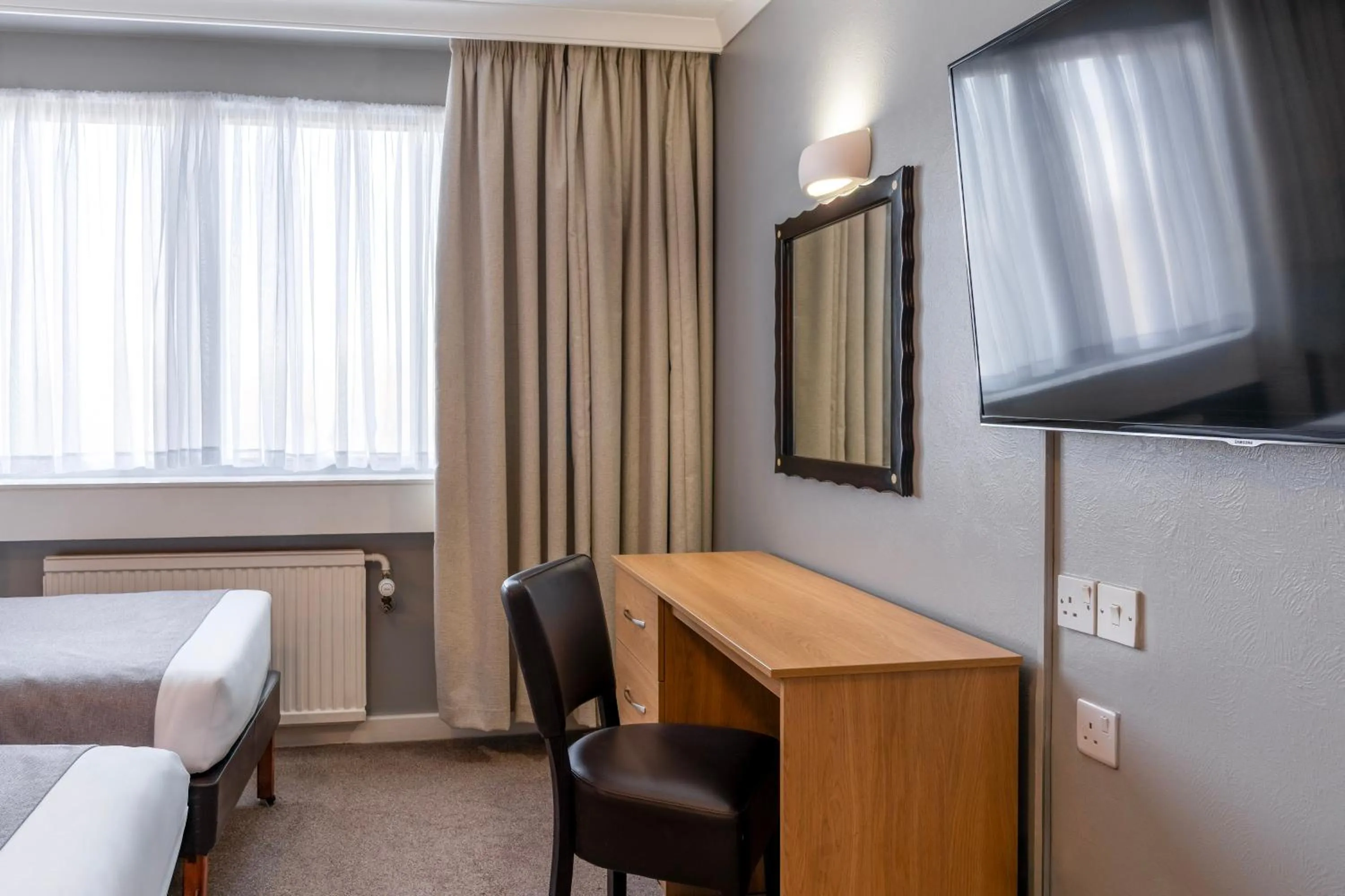 Bedroom, Bed in Airport Hotel Manchester