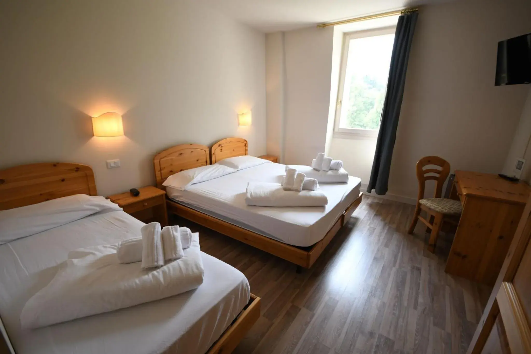 Triple Room with Private Bathroom in Hotel Saisera Triple Room with Private Bathroom in Hotel Saisera